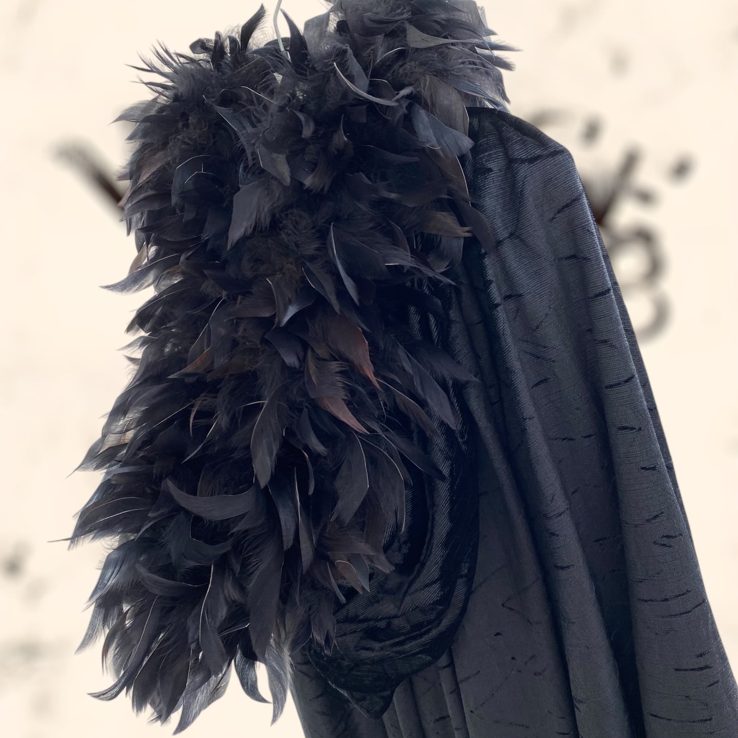 Capa de alta costura con plumas auténticas vintage