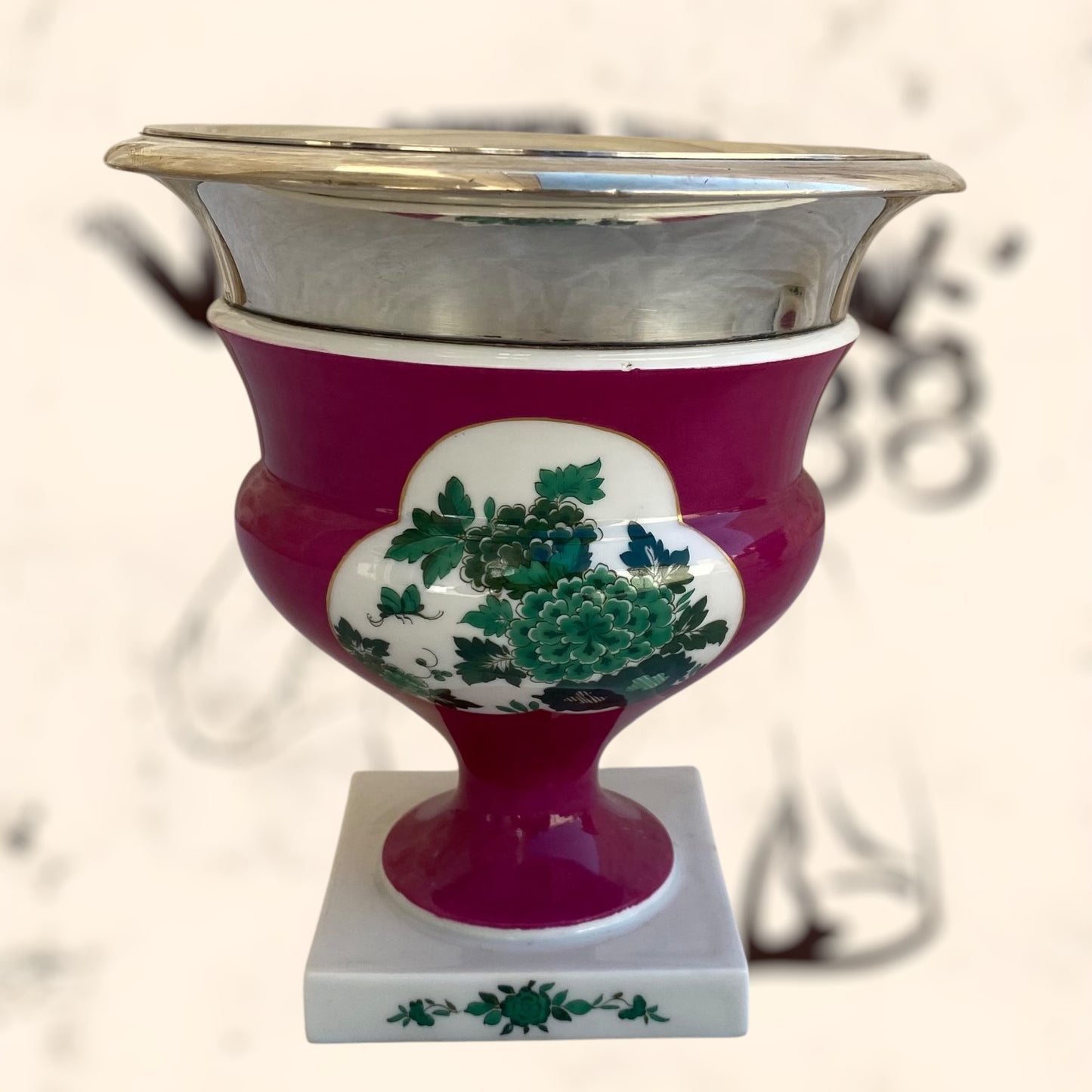 Pareja de floreros Meissen de plata y porcelana