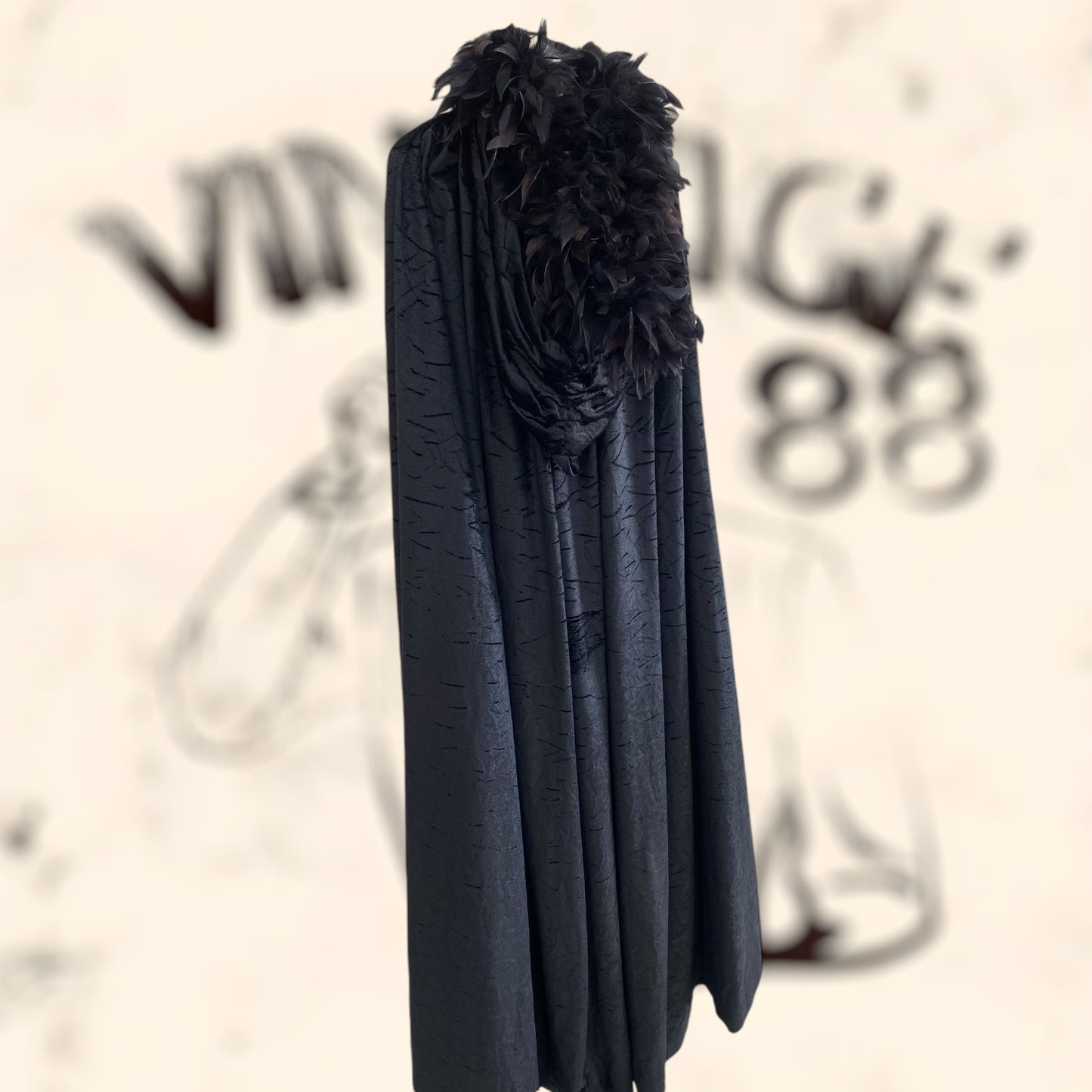 Capa de alta costura con plumas auténticas vintage