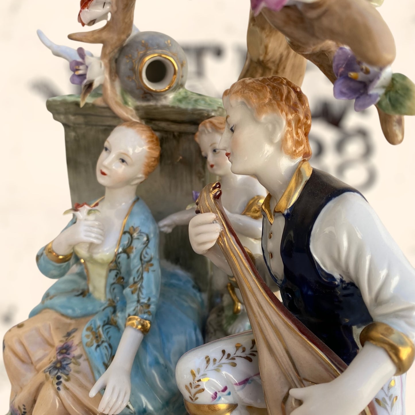 Grupo Escultórico Romántico de porcelana Francesa Sèvres