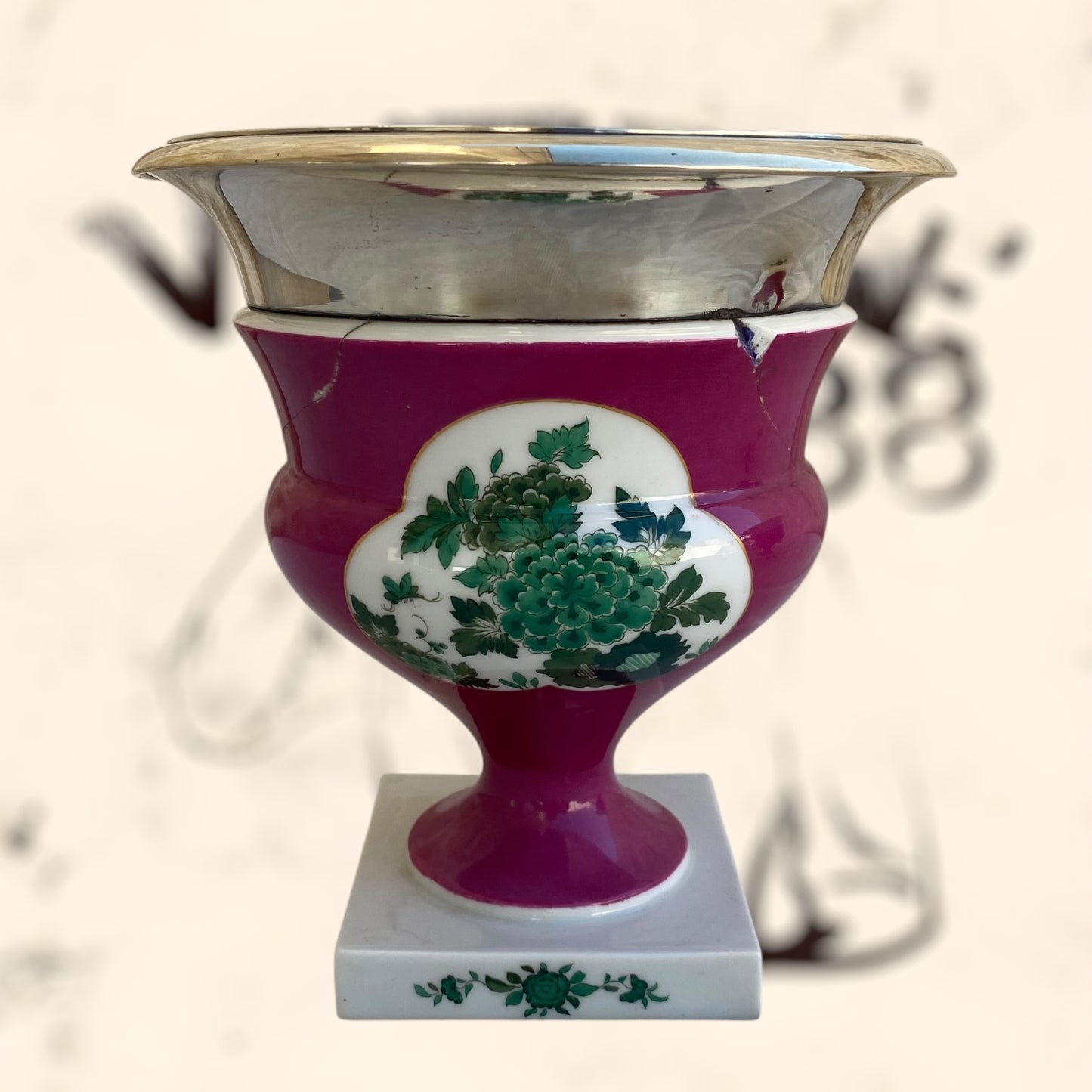 Pareja de floreros Meissen de plata y porcelana