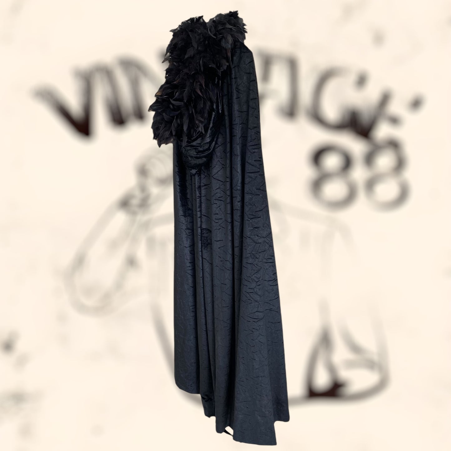Capa de alta costura con plumas auténticas vintage