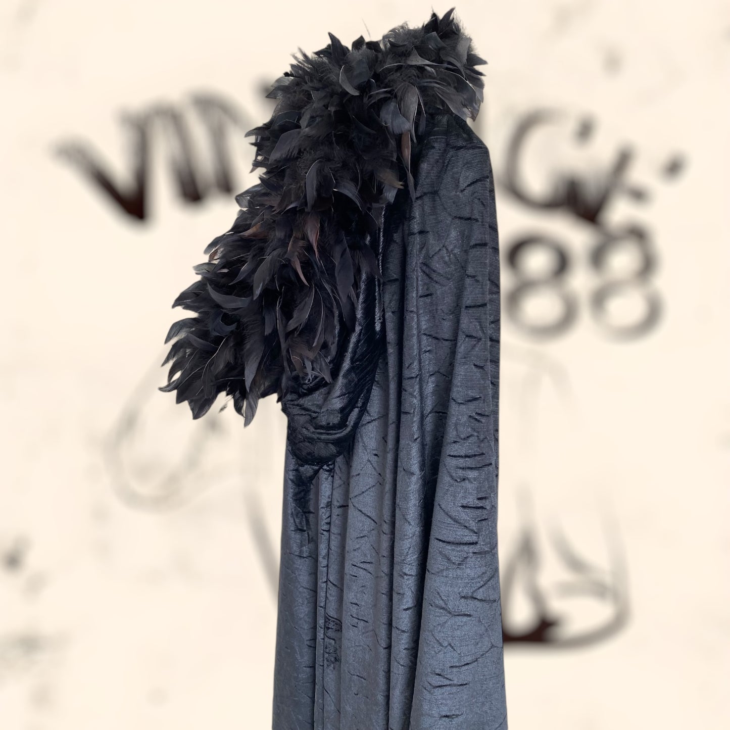 Capa de alta costura con plumas auténticas vintage