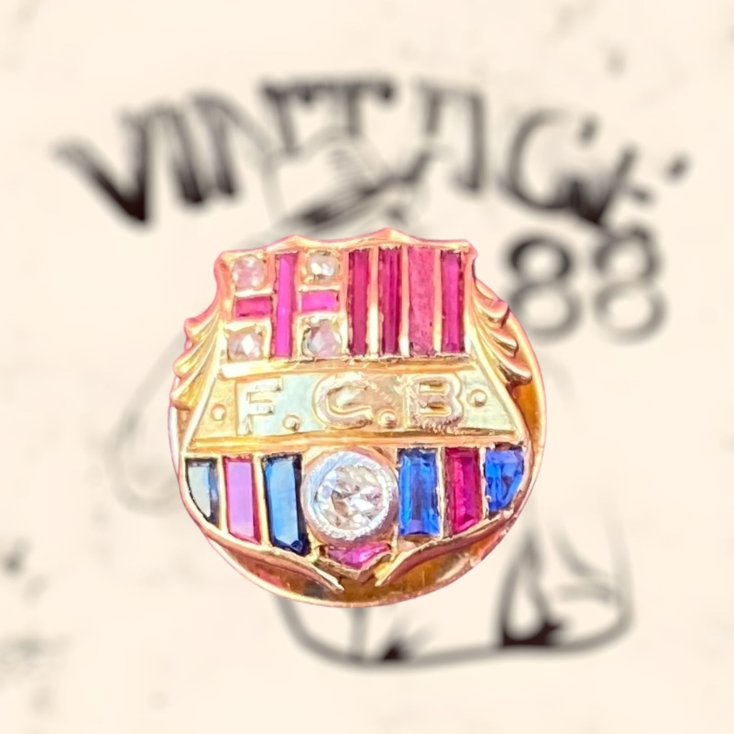 Solape del F.C Barcelona con diamantes, rubíes y Zafiros antiguo tasado en 417,53€
