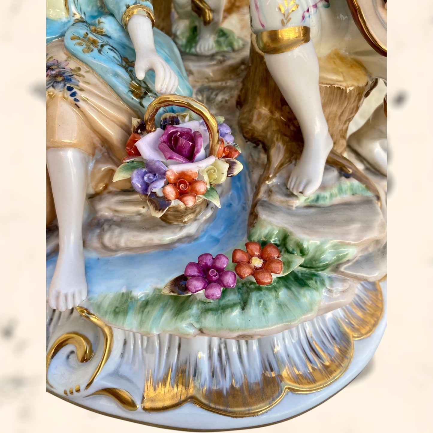 Grupo Escultórico Romántico de porcelana Francesa Sèvres