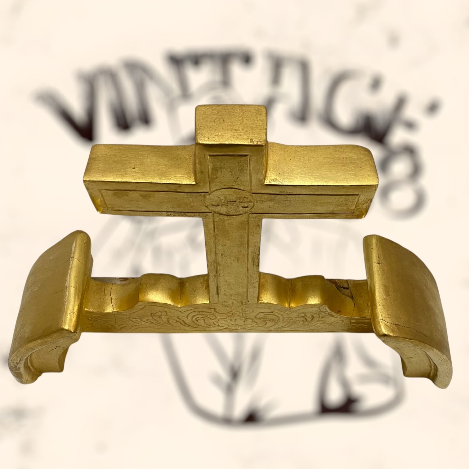 Cruz de madera acabada en pan de oro antigua