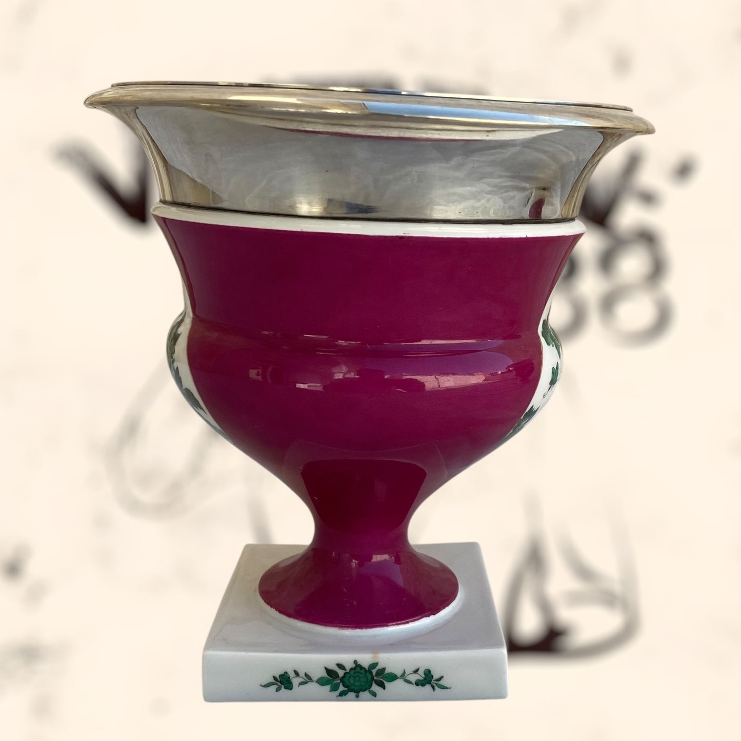 Pareja de floreros Meissen de plata y porcelana