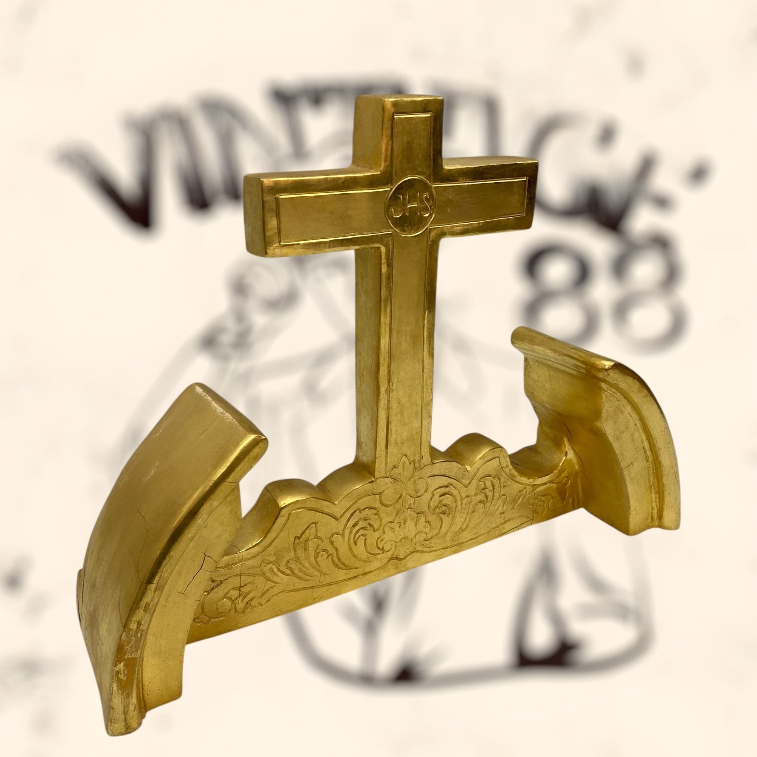 Cruz de madera acabada en pan de oro antigua