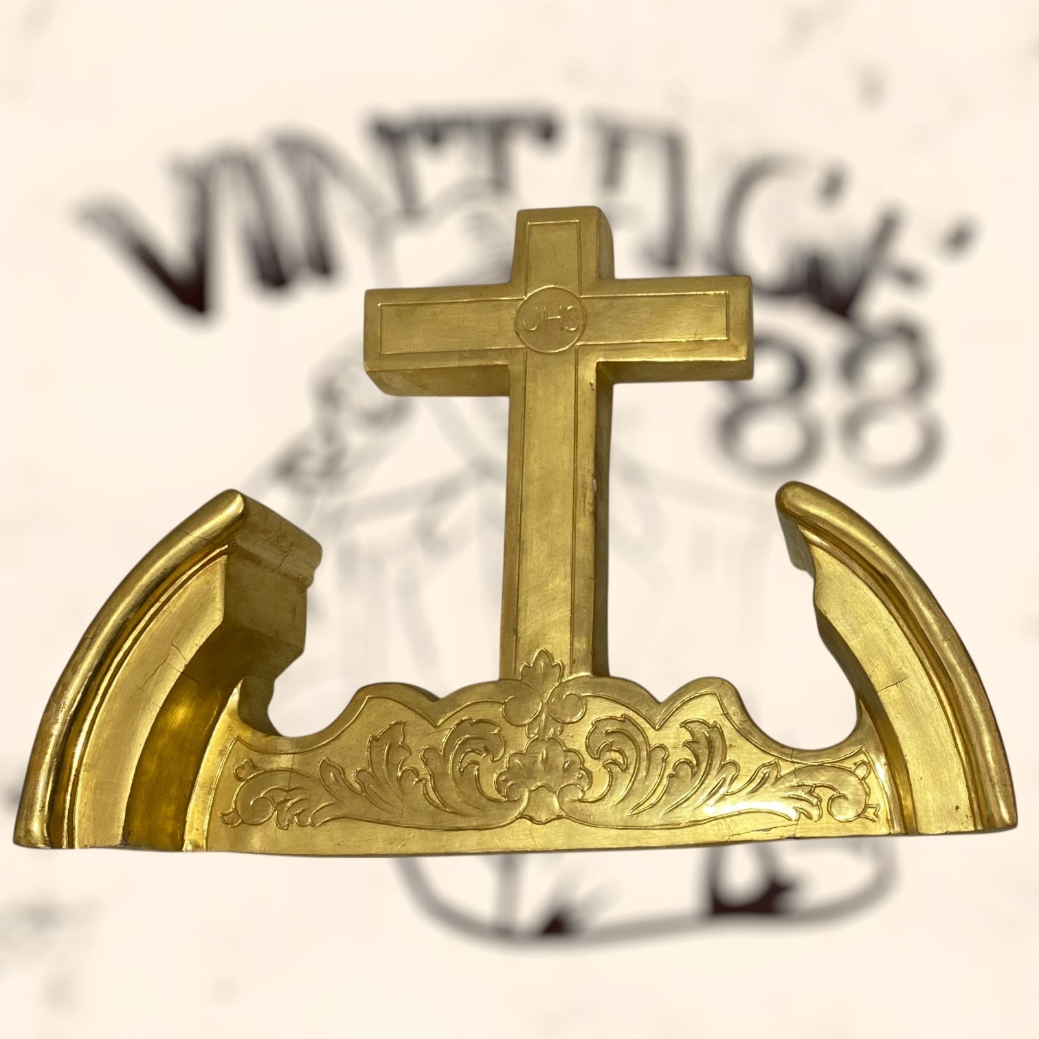 Cruz de madera acabada en pan de oro antigua