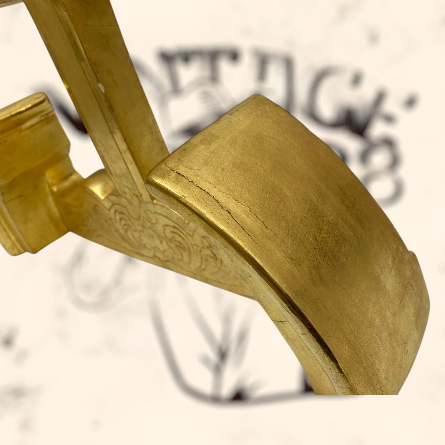 Cruz de madera acabada en pan de oro antigua