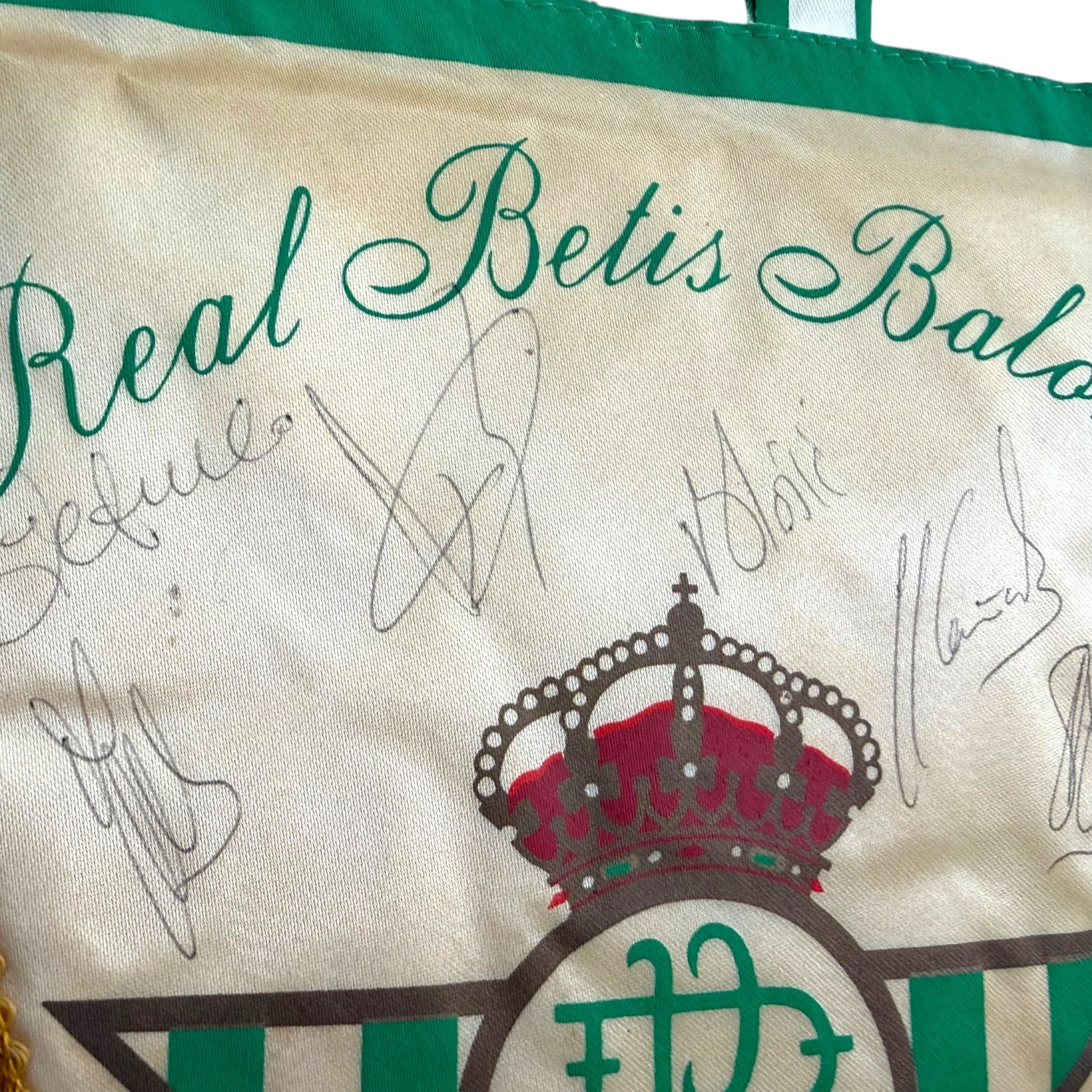 Banderín del R. Betis de 1997/98 firmado por Prats, Olías, Ríos, Sabas, etc…