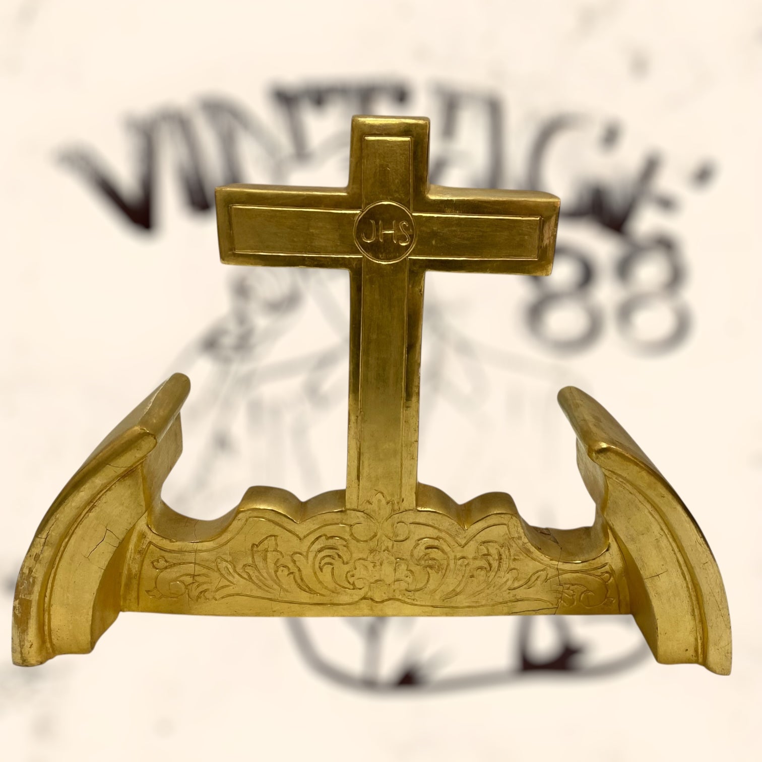 Cruz de madera acabada en pan de oro antigua