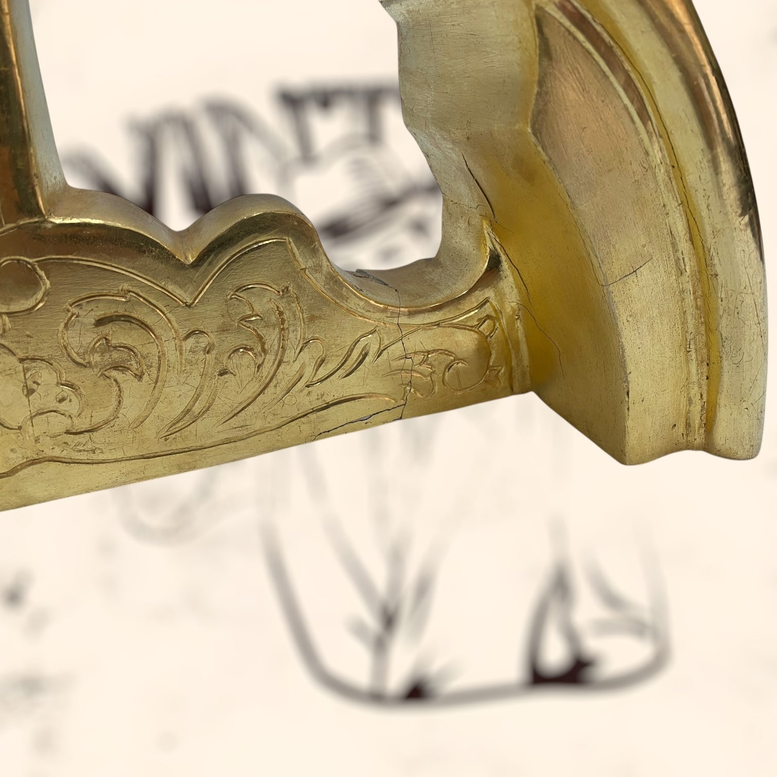 Cruz de madera acabada en pan de oro antigua