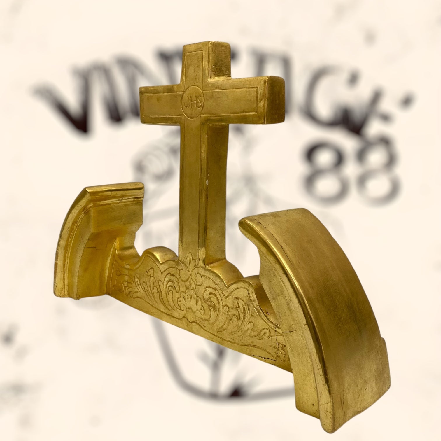 Cruz de madera acabada en pan de oro antigua