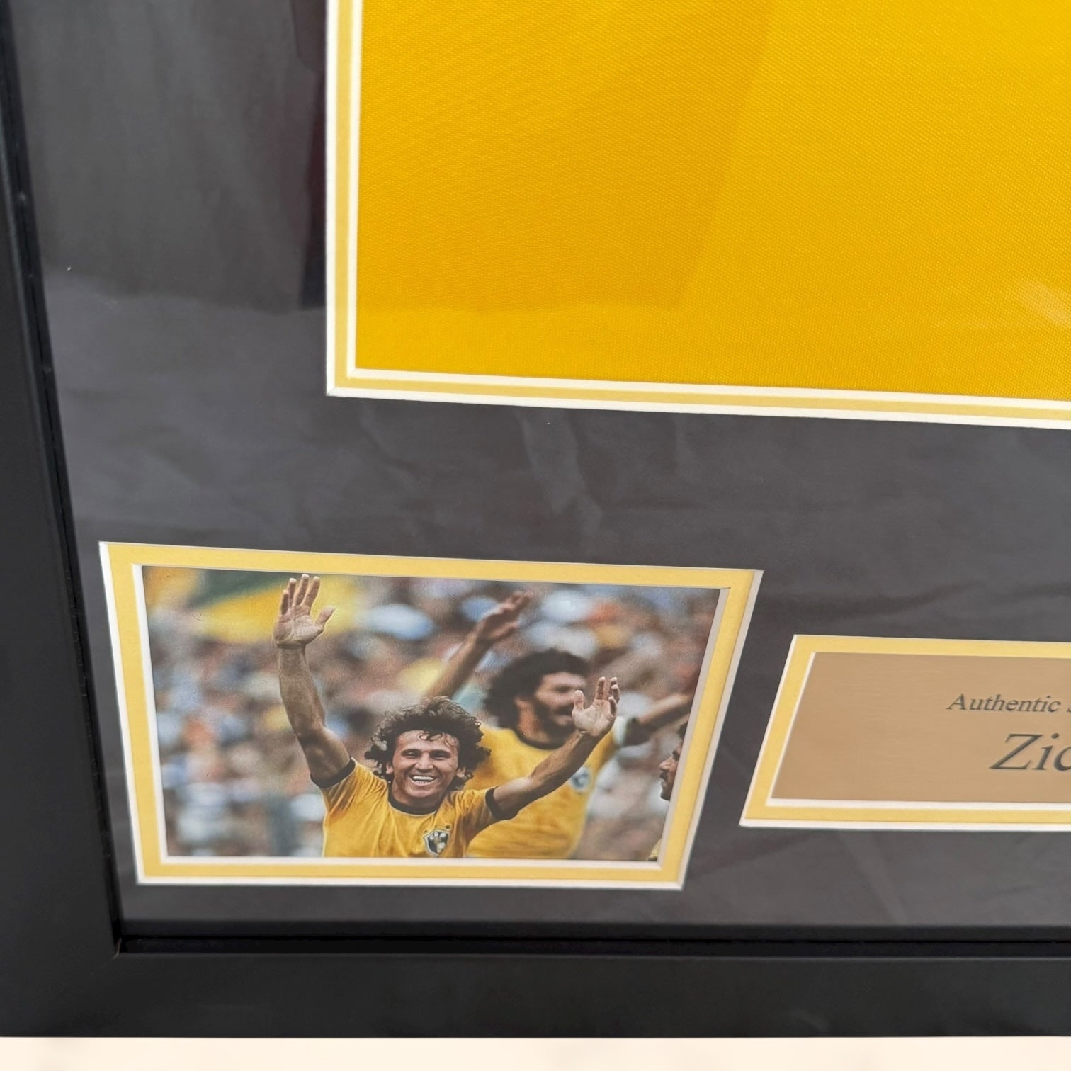 Camiseta de Brasil con autógrafo de Zico original certificado enmarcada