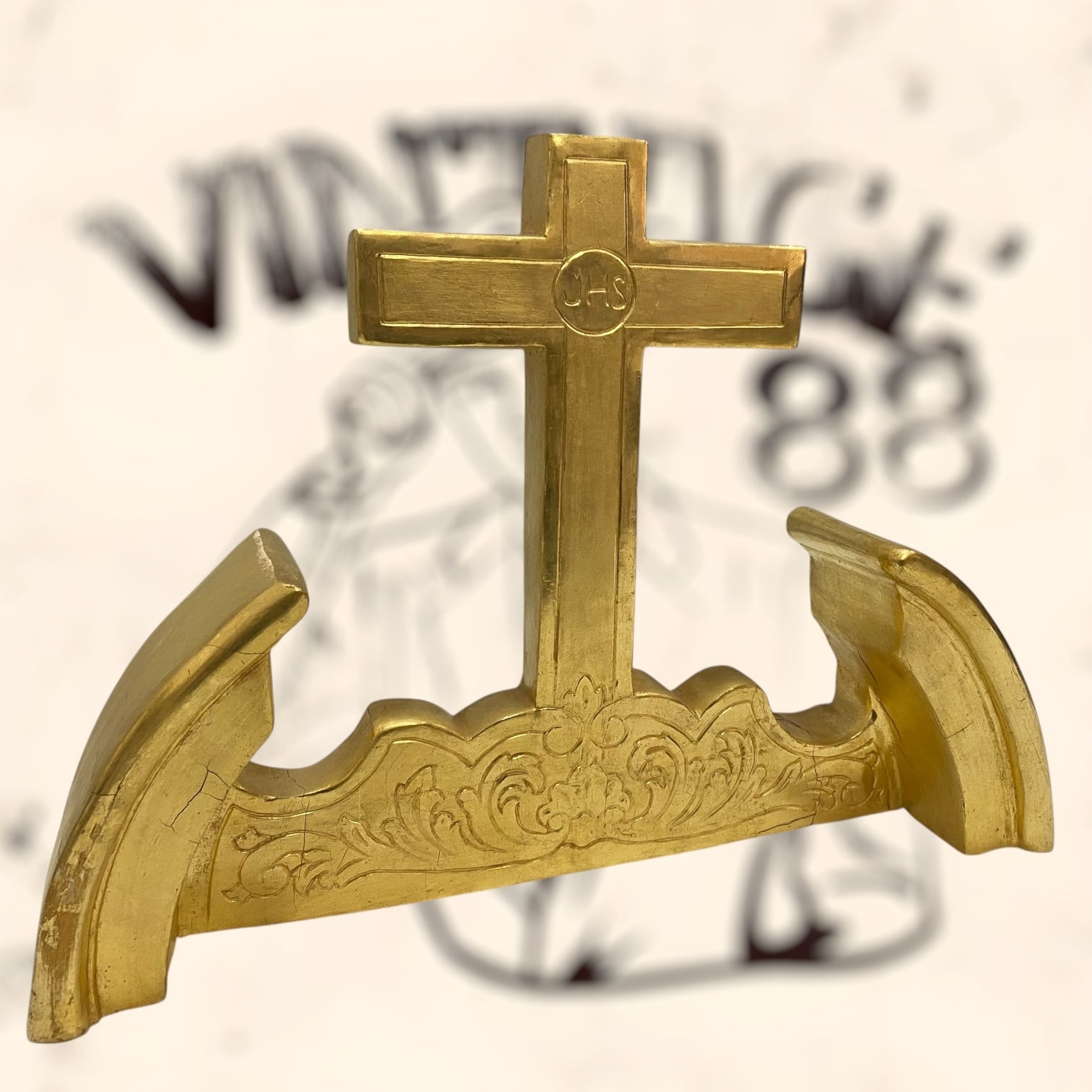 Cruz de madera acabada en pan de oro antigua