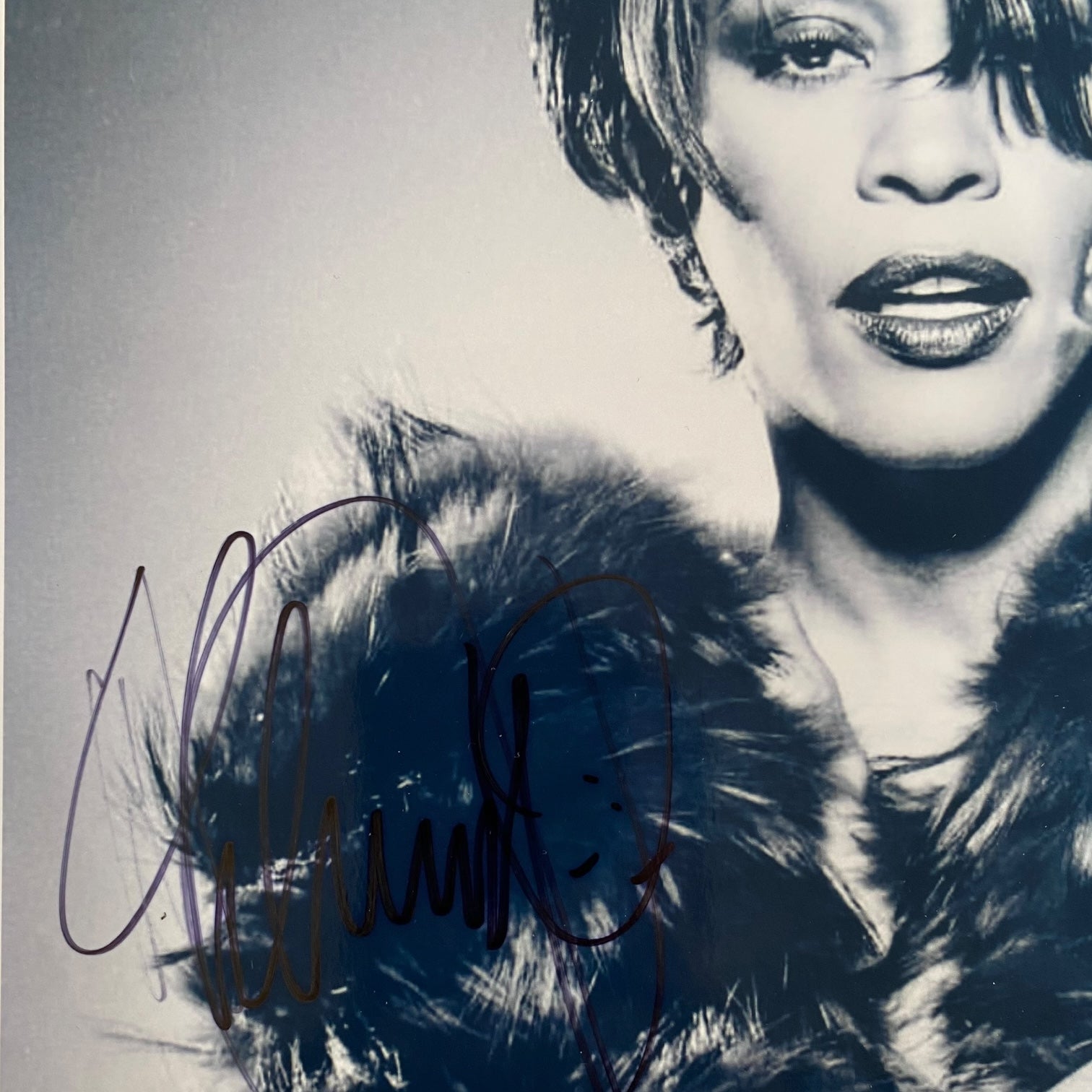 Fotografía firmada de Whitney Houston con certificado de autenticidad