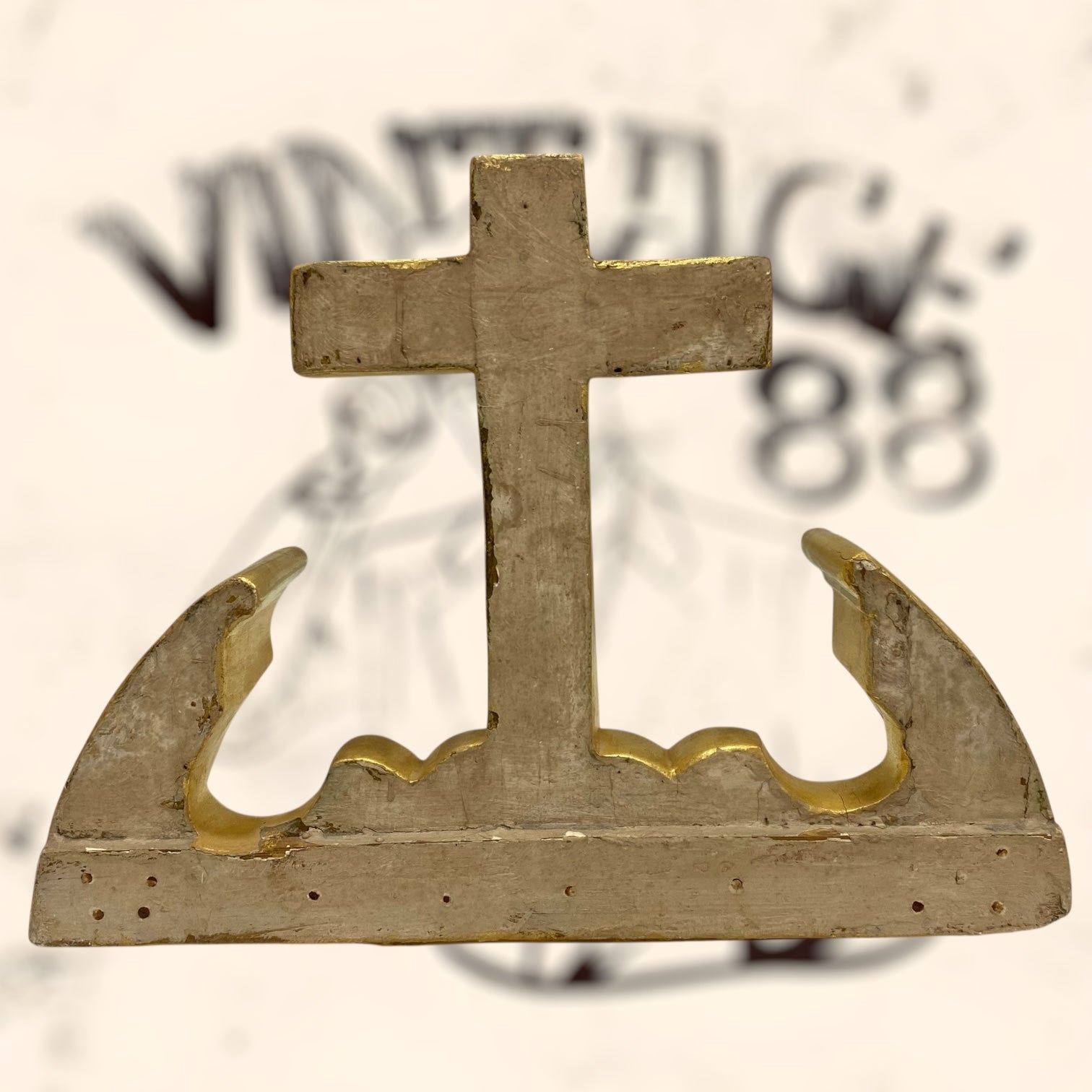 Cruz de madera acabada en pan de oro antigua