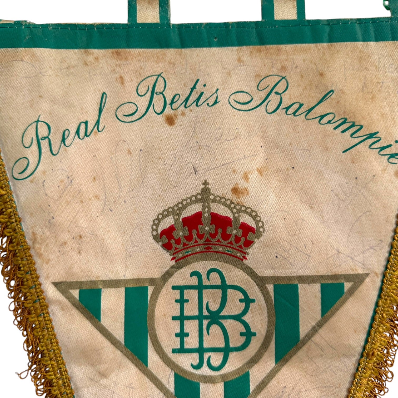 Banderín del R. Betis firmado por jugadores como Gordillo y Cuéllar de la temporada 93/94