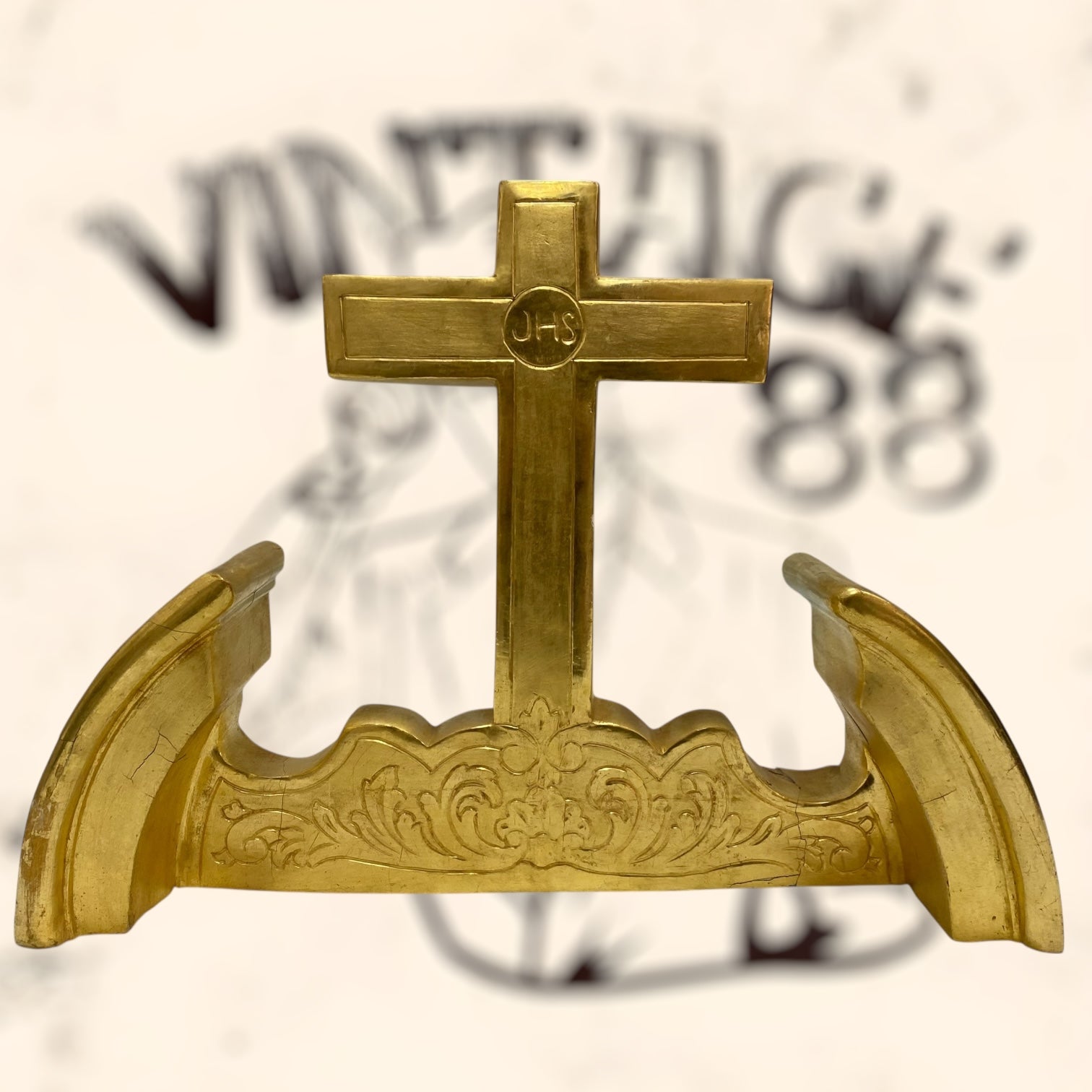 Cruz de madera acabada en pan de oro antigua