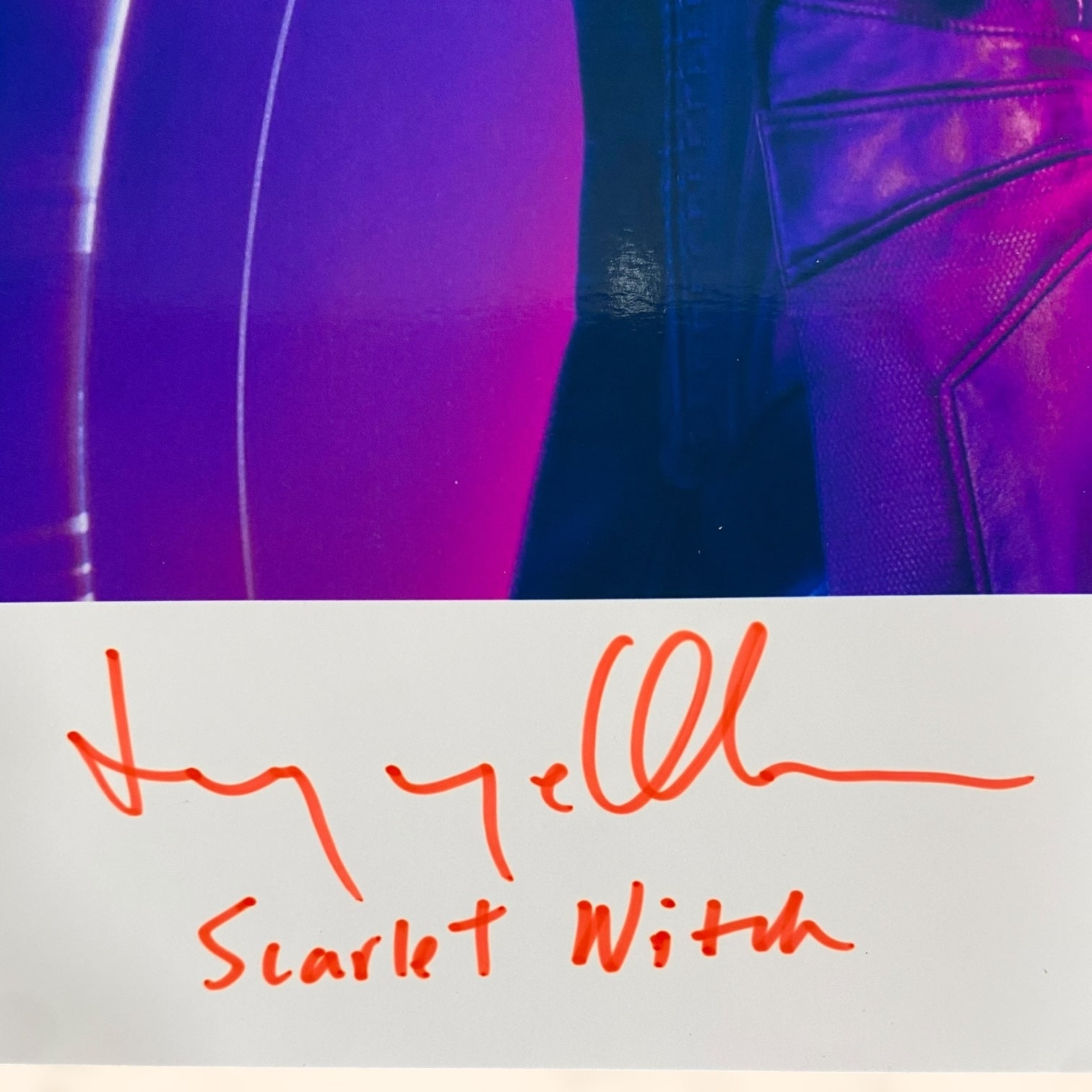 Fotografía de Elisabeth Olsen con autógrafo original certificado