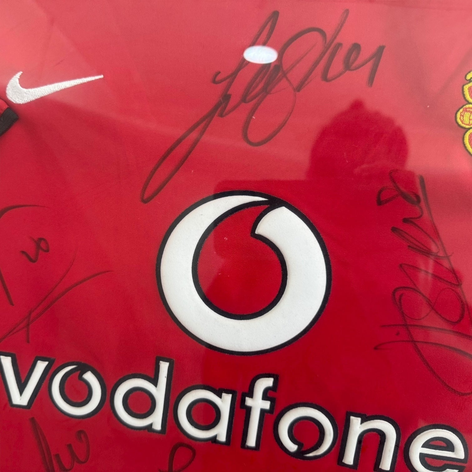 Camiseta del Manchester United con autógrafos de C. Ronaldo, Ferdinand, Van Nistelrooy, Giggs, Keane, Scholes, etc… originales certificados.