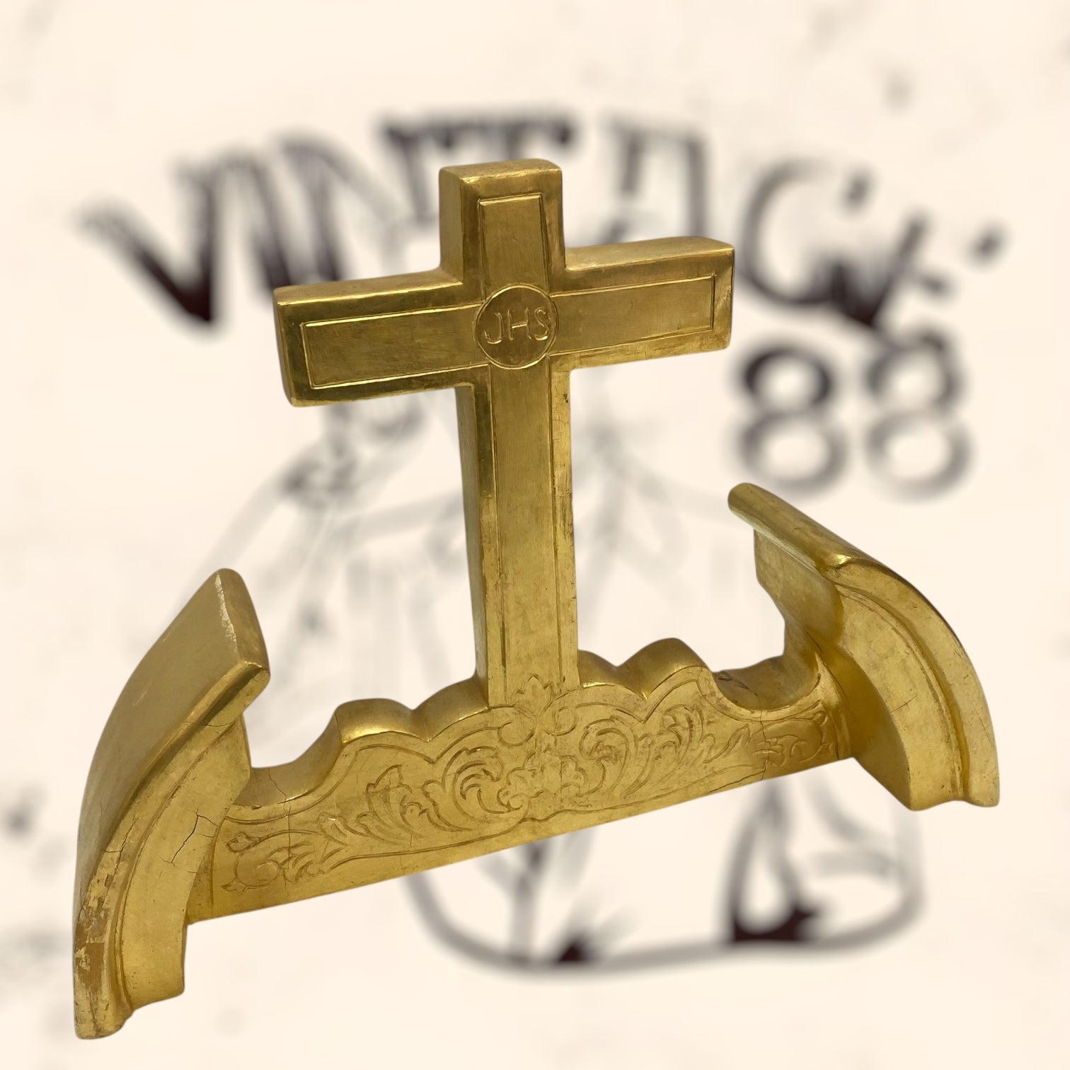 Cruz de madera acabada en pan de oro antigua