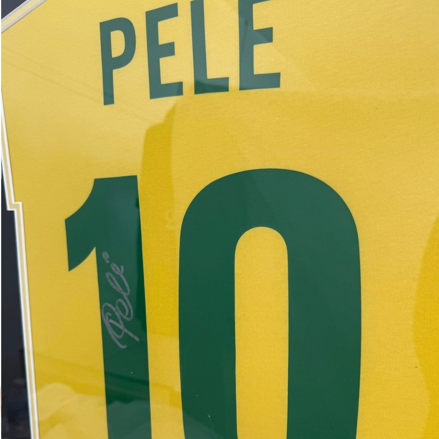 Camiseta de Brasil con autógrafo de Pelé original certificado enmarcada