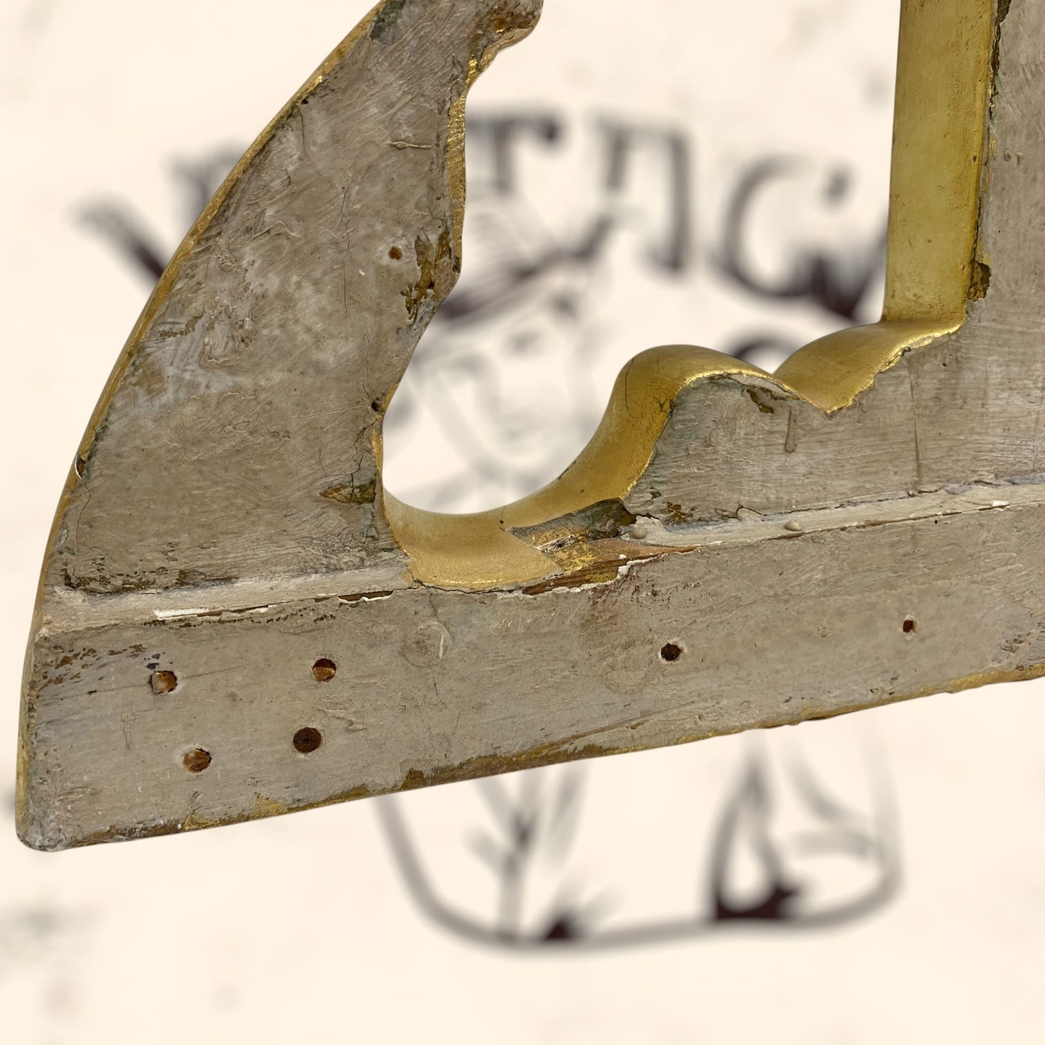 Cruz de madera acabada en pan de oro antigua