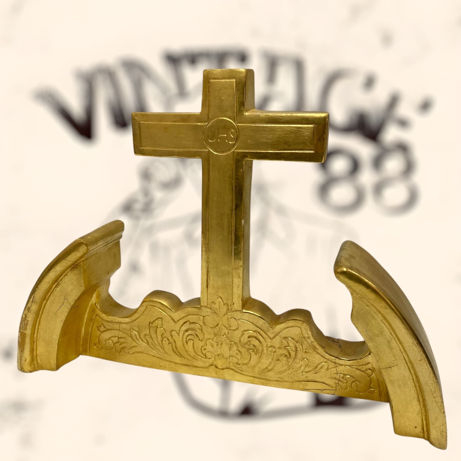 Cruz de madera acabada en pan de oro antigua