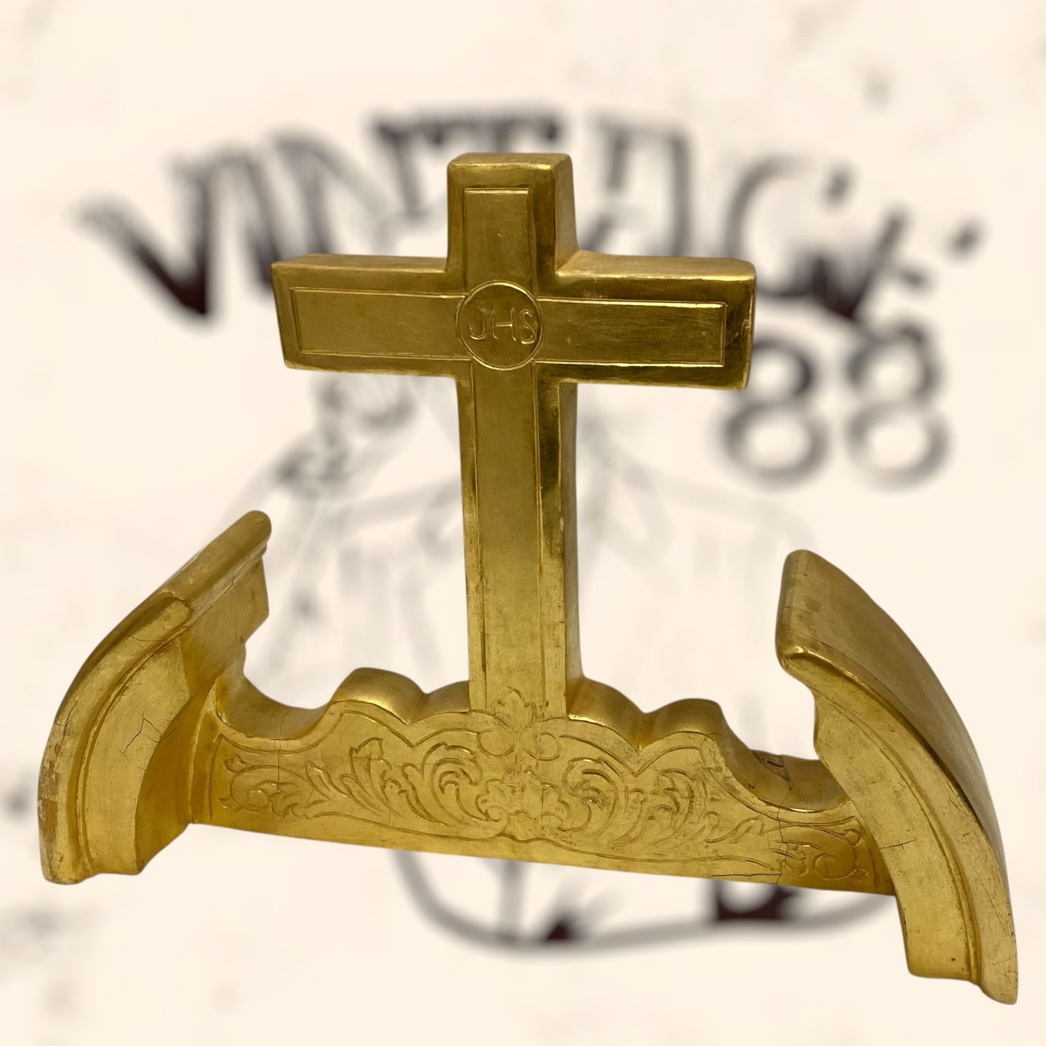 Cruz de madera acabada en pan de oro antigua