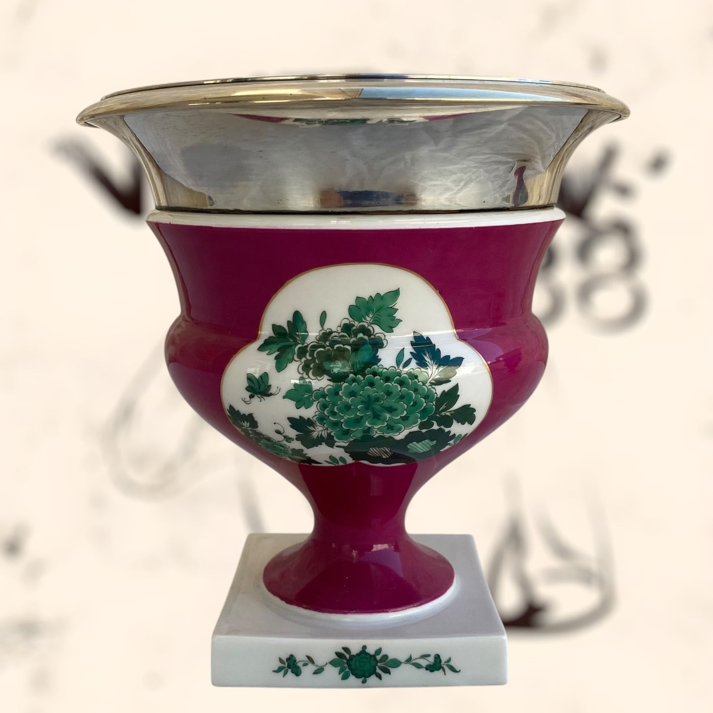 Pareja de floreros Meissen de plata y porcelana