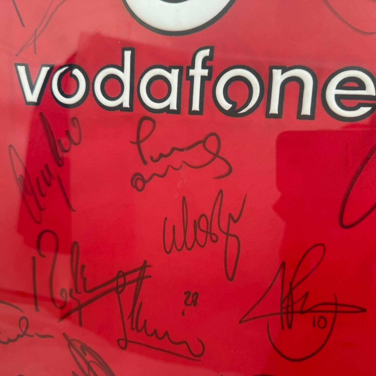 Camiseta del Manchester United con autógrafos de C. Ronaldo, Ferdinand, Van Nistelrooy, Giggs, Keane, Scholes, etc… originales certificados.