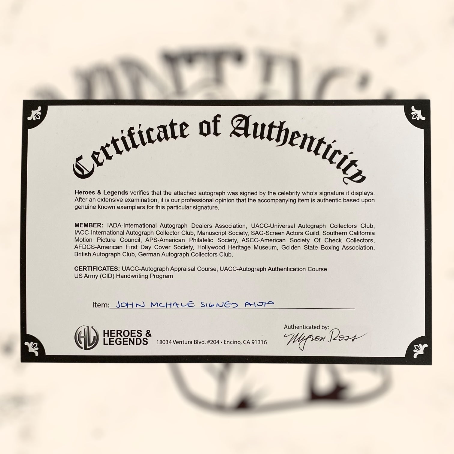 Tarjeta postal fotográfica firmada de John McHale con certificado de autenticidad