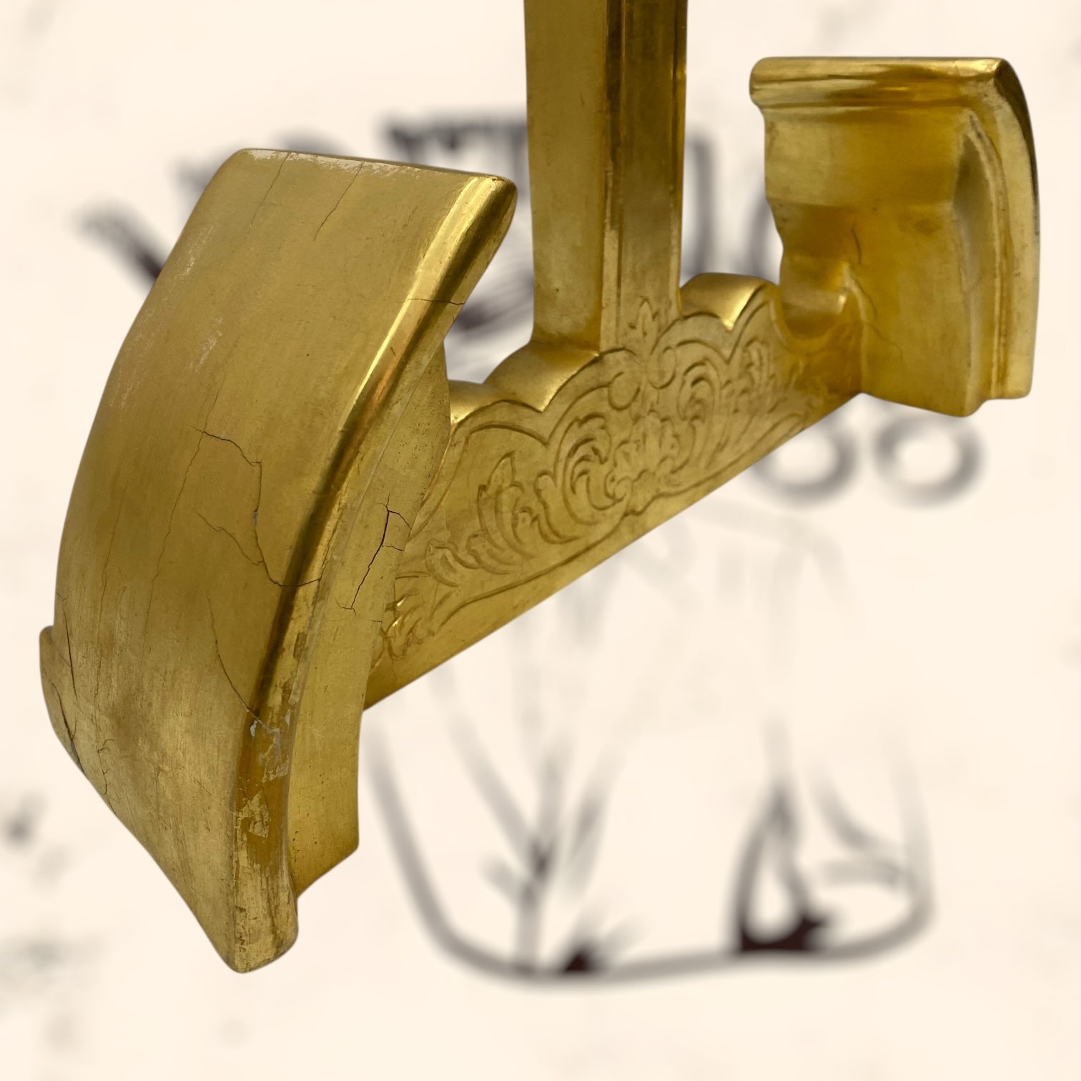 Cruz de madera acabada en pan de oro antigua