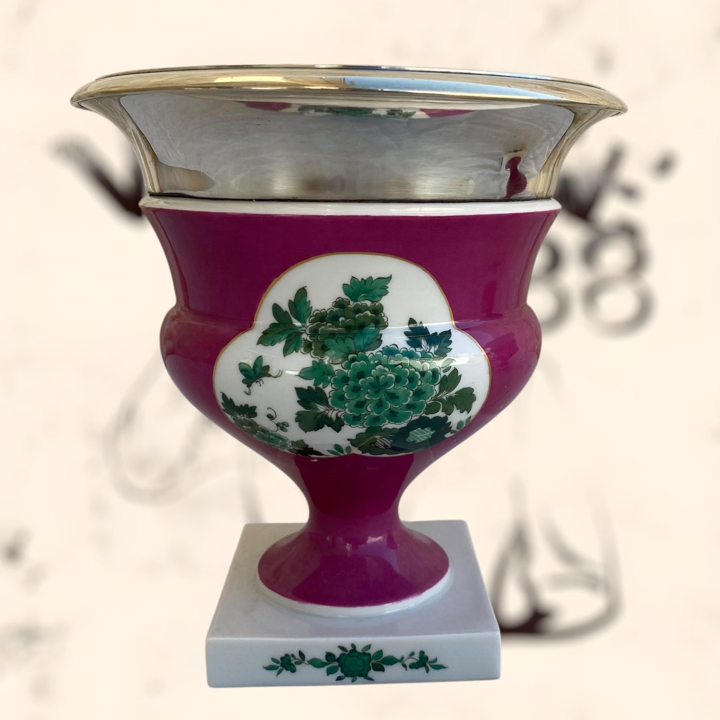 Pareja de floreros Meissen de plata y porcelana