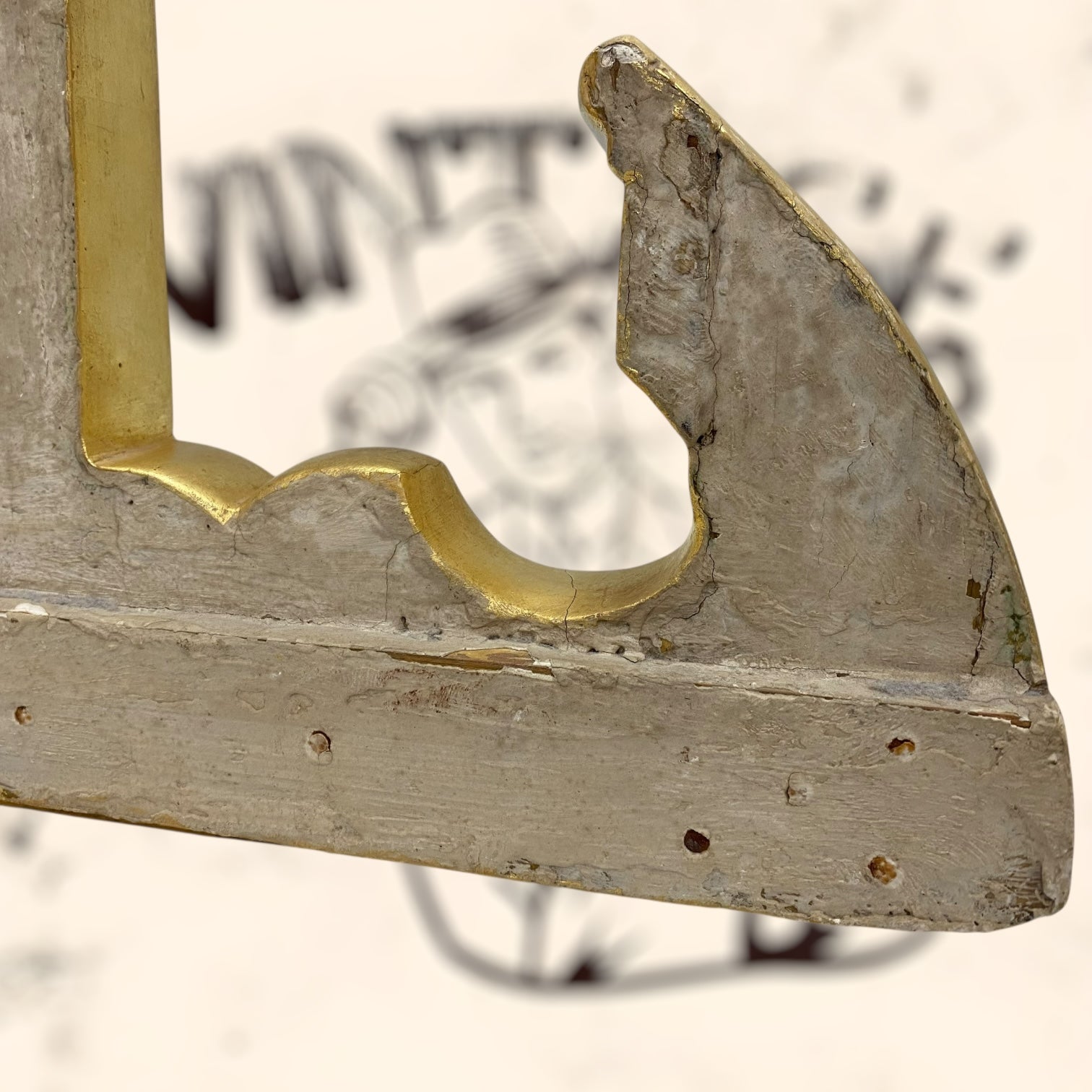 Cruz de madera acabada en pan de oro antigua