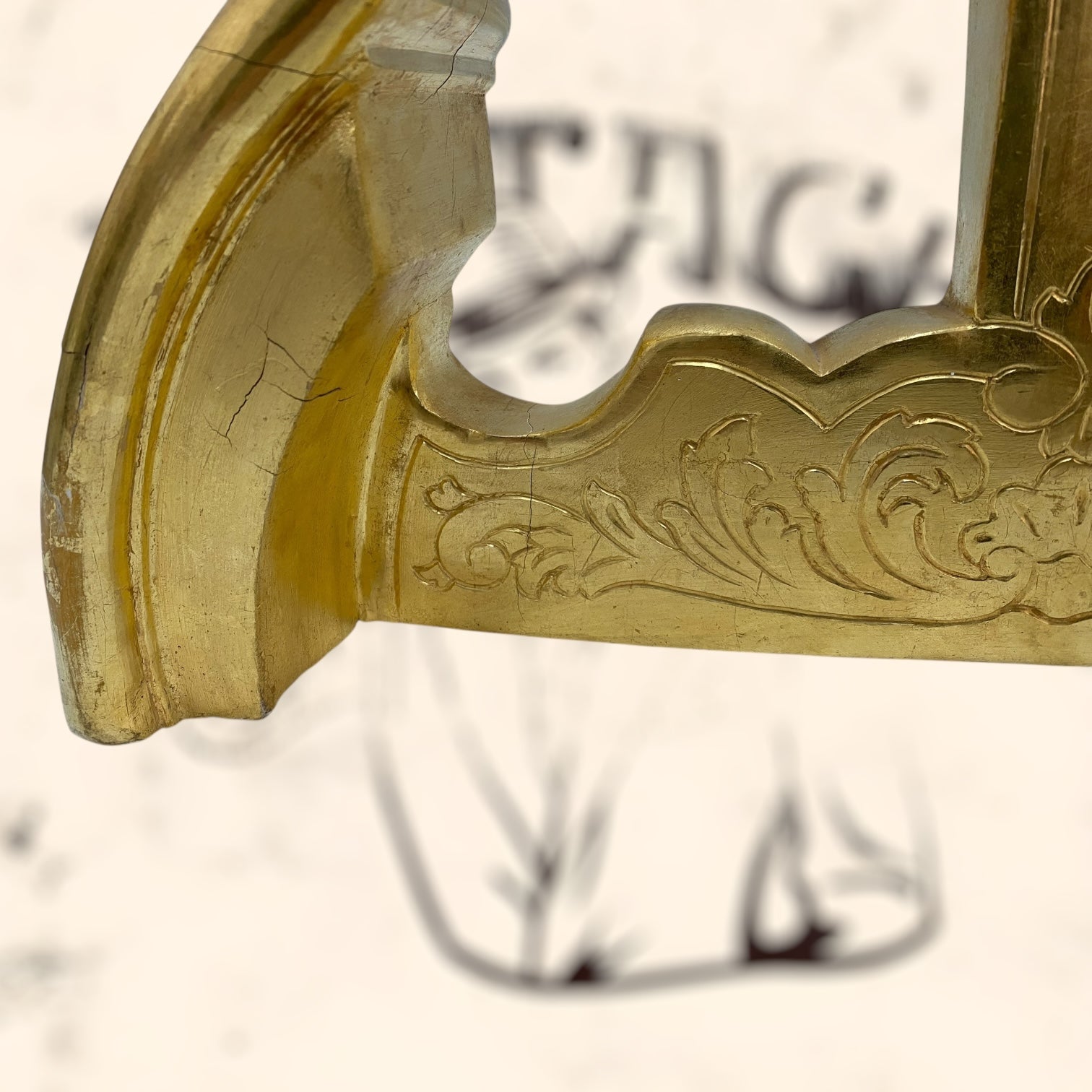 Cruz de madera acabada en pan de oro antigua