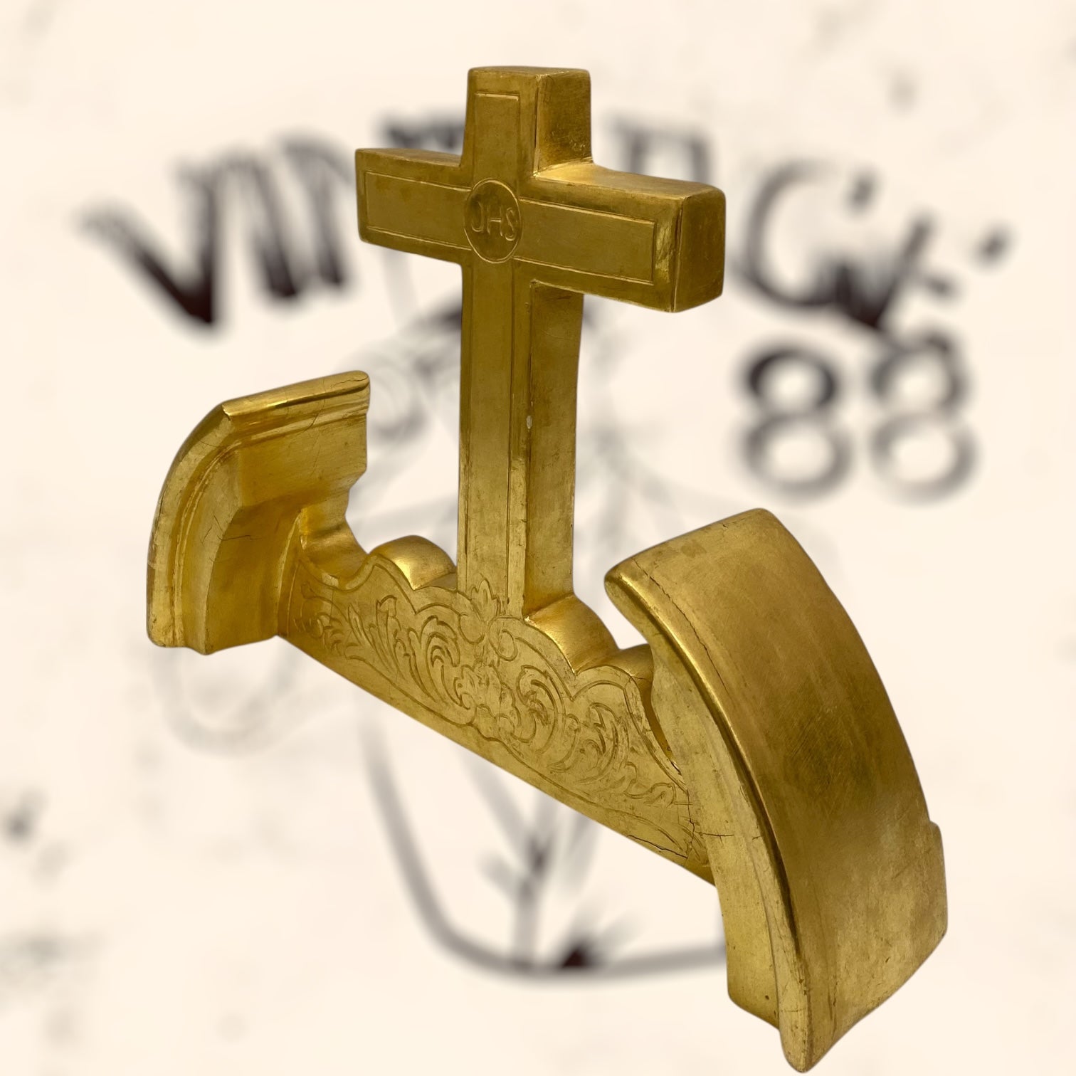 Cruz de madera acabada en pan de oro antigua