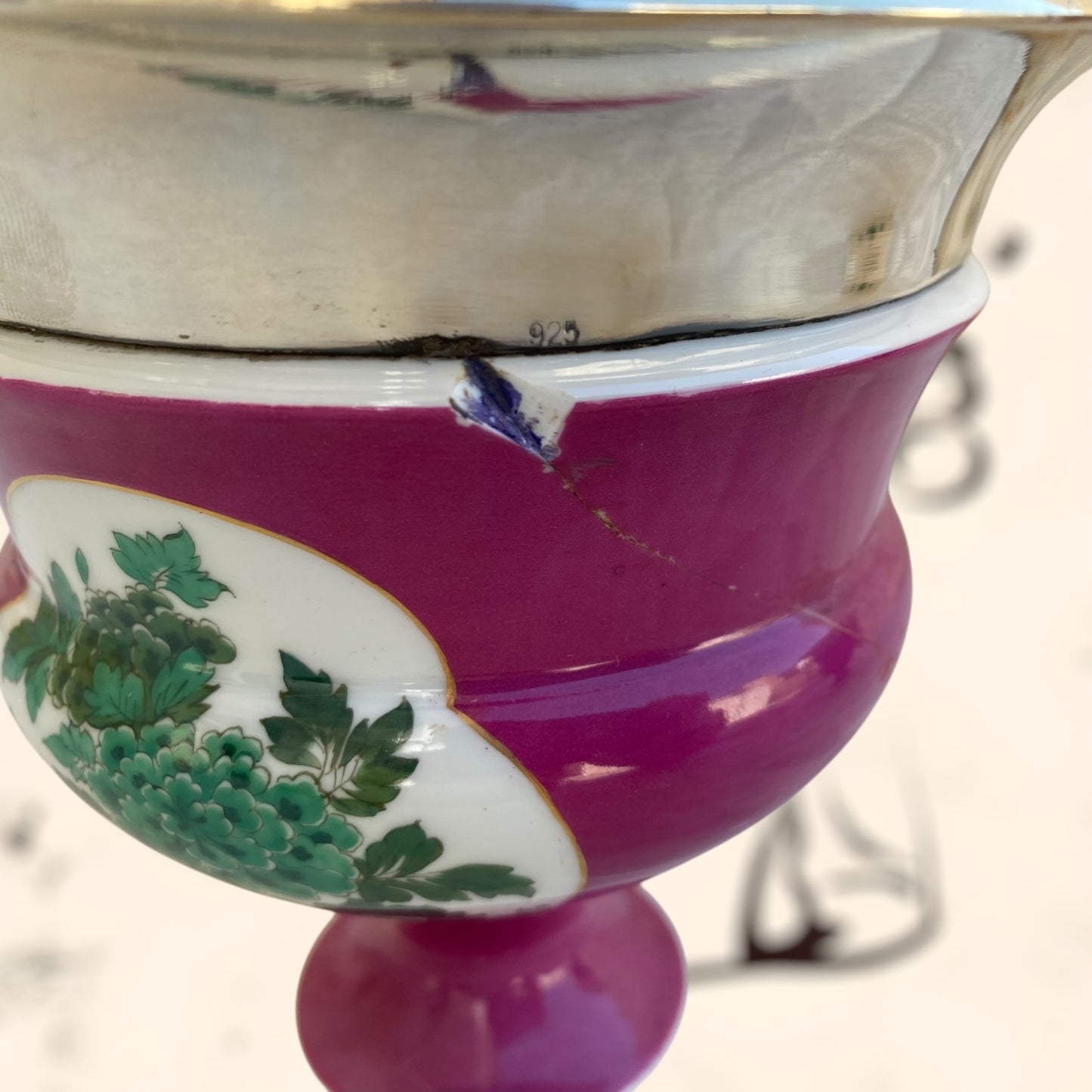 Pareja de floreros Meissen de plata y porcelana