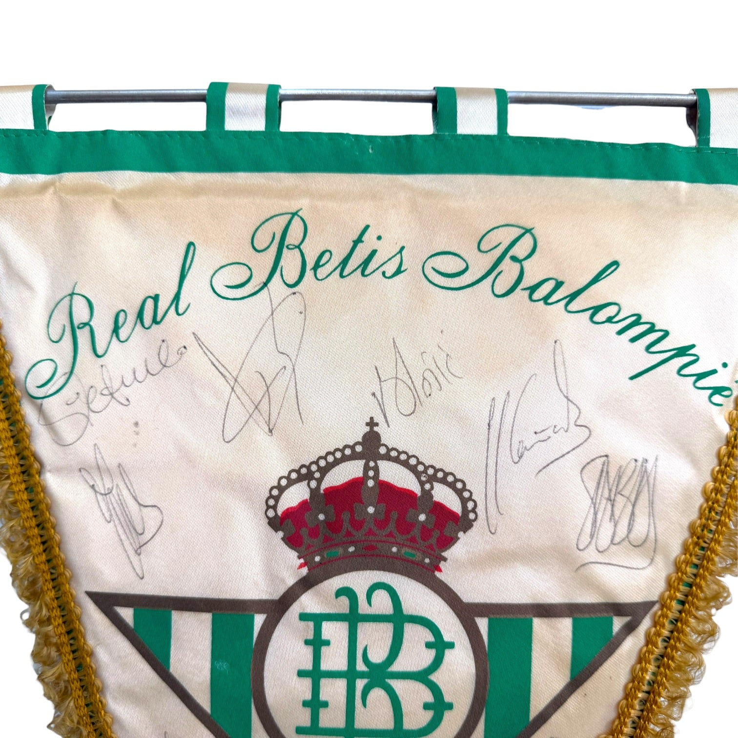 Banderín del R. Betis de 1997/98 firmado por Prats, Olías, Ríos, Sabas, etc…