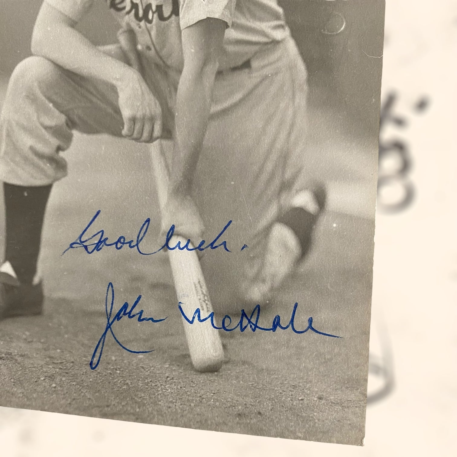 Tarjeta postal fotográfica firmada de John McHale con certificado de autenticidad