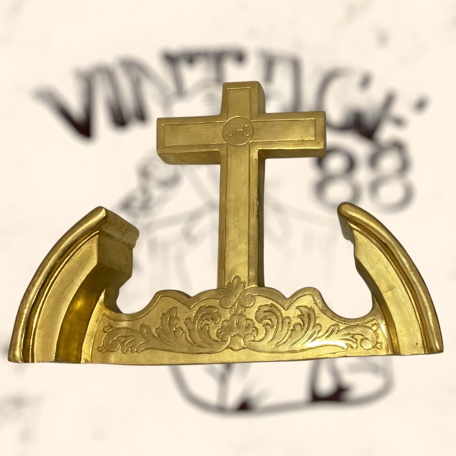 Cruz de madera acabada en pan de oro antigua