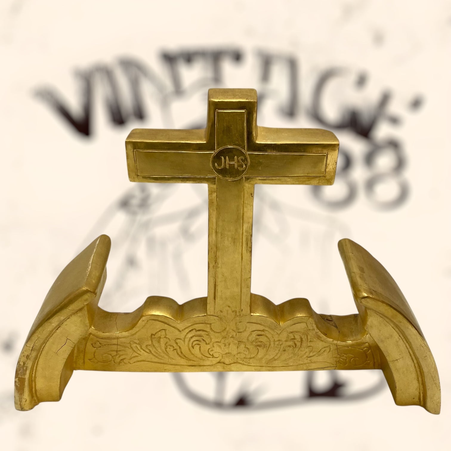 Cruz de madera acabada en pan de oro antigua