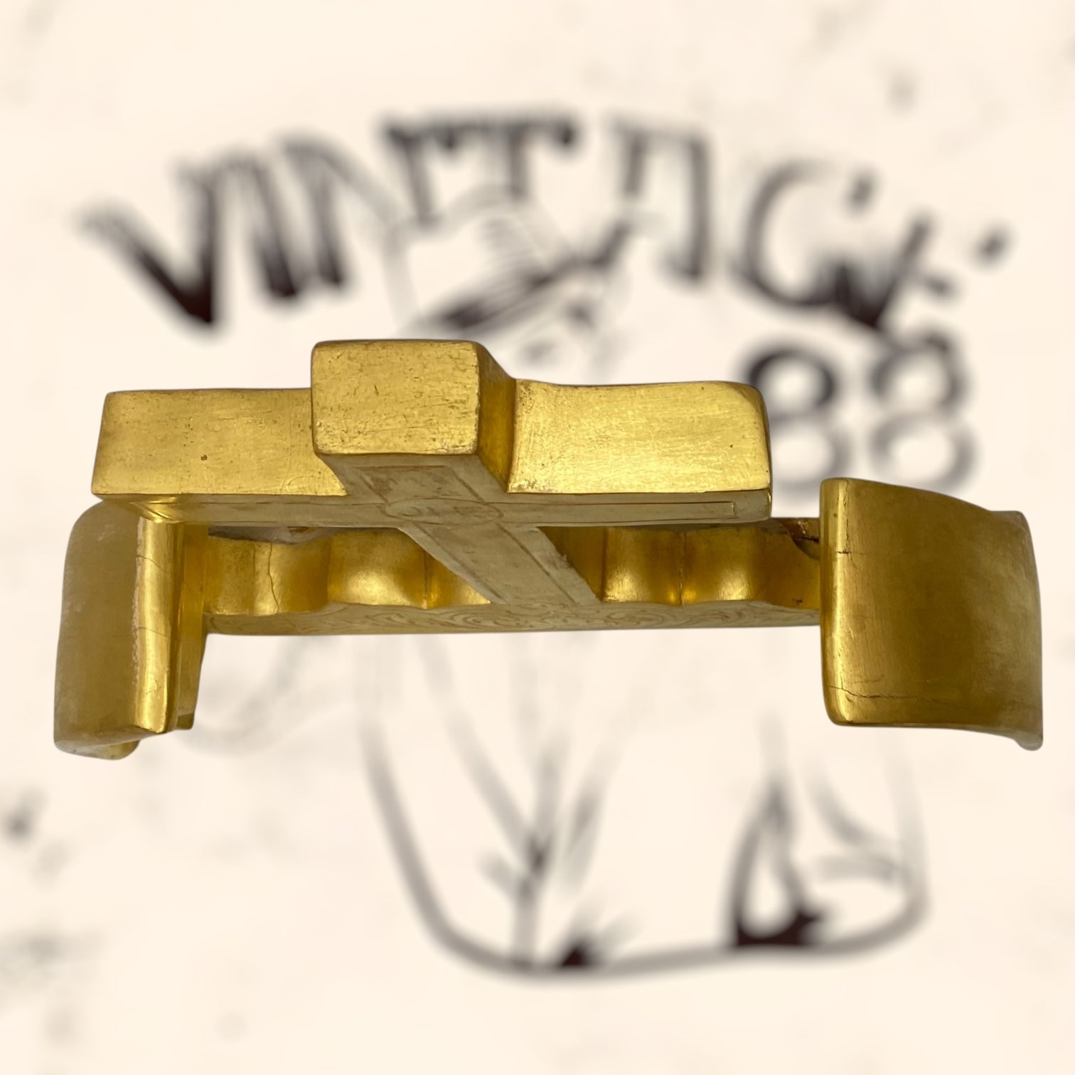 Cruz de madera acabada en pan de oro antigua