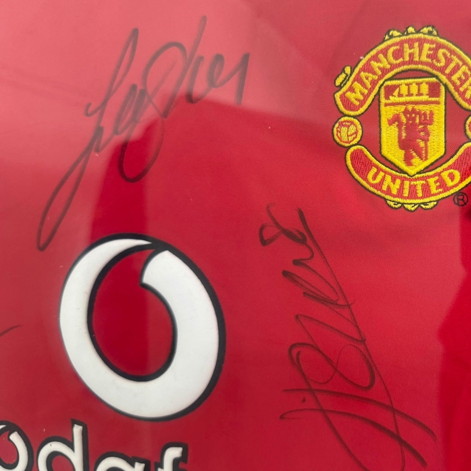 Camiseta del Manchester United con autógrafos de C. Ronaldo, Ferdinand, Van Nistelrooy, Giggs, Keane, Scholes, etc… originales certificados.