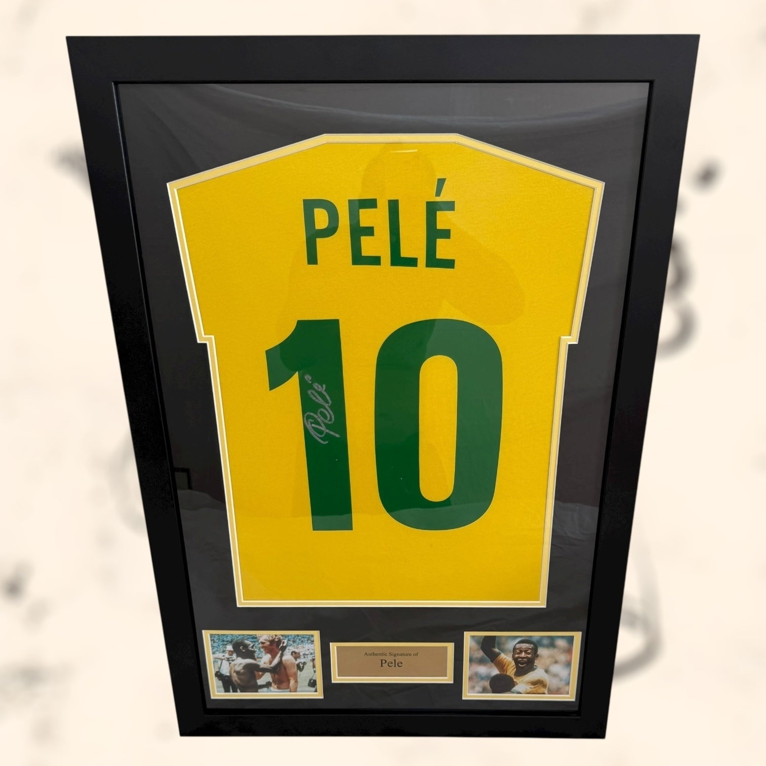 Camiseta de Brasil con autógrafo de Pelé original certificado enmarcada