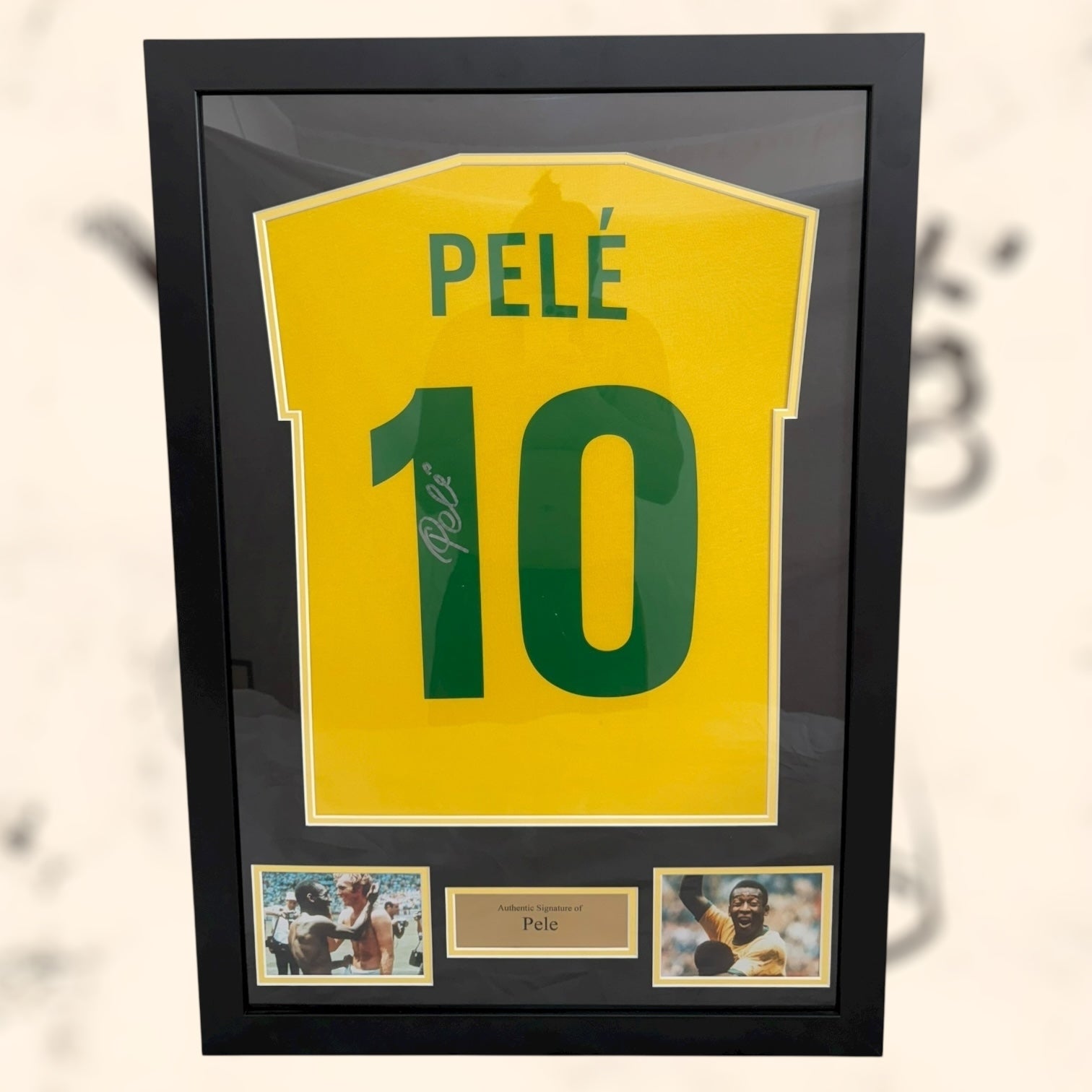 Camiseta de Brasil con autógrafo de Pelé original certificado enmarcada