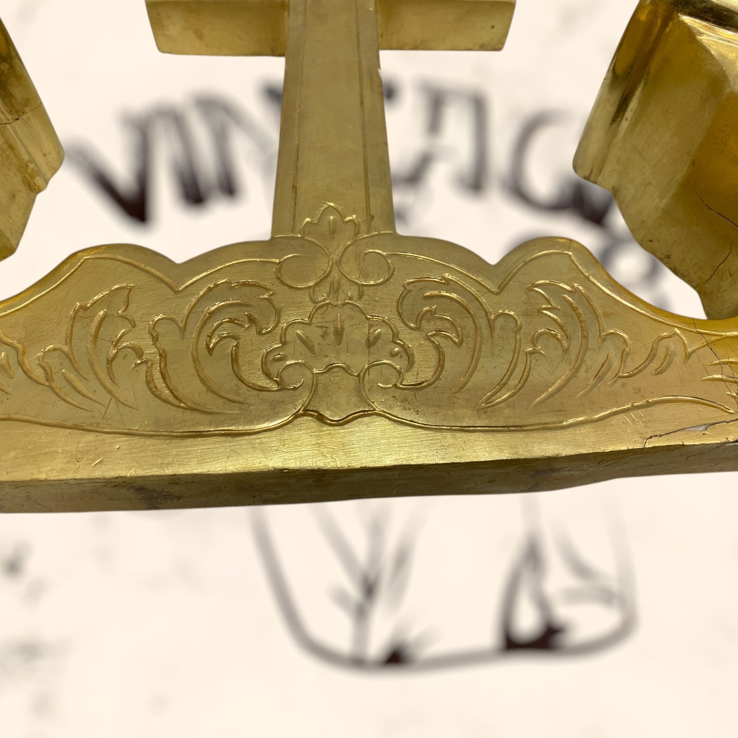 Cruz de madera acabada en pan de oro antigua