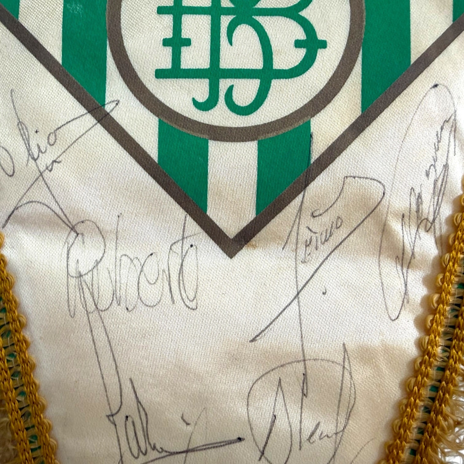 Banderín del R. Betis de 1997/98 firmado por Prats, Olías, Ríos, Sabas, etc…